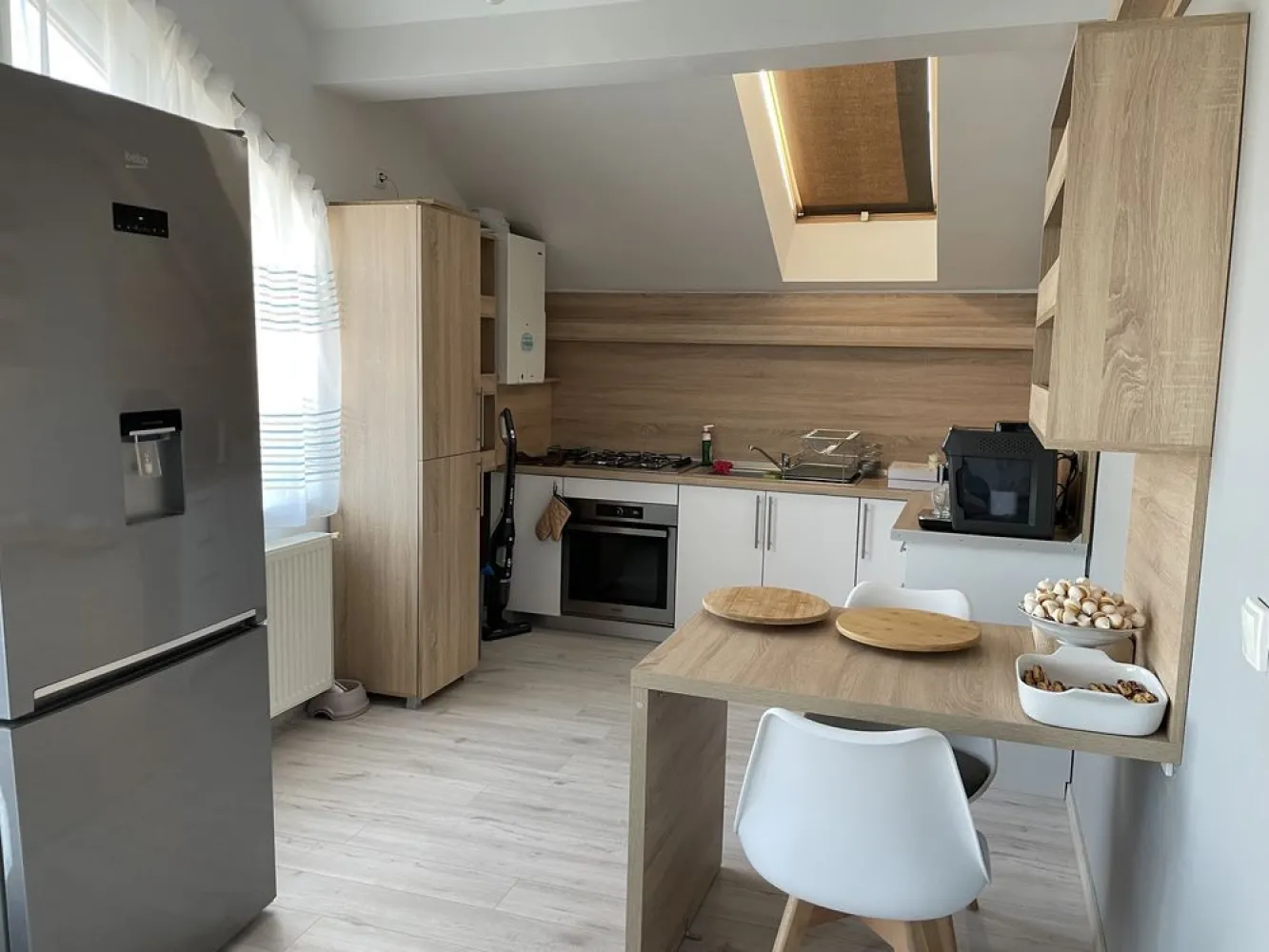 BRASADAS vinde ap 2 cam mobilat, recent renovat. - Agenția imobiliara apartament cu 2 camere , recent renovat , mobilat integral , situat la etajul 3 /4 in zona semicentrala(periferia Titulescu) , cu parcare in curte , terasa , 2 climauri , acoperis nou. 
Apartamentul se vinde cu tot (televizoare, masina de spalat rufe , vase ...)include si loc de parcare privata in curte .
www.brasadas.com.
