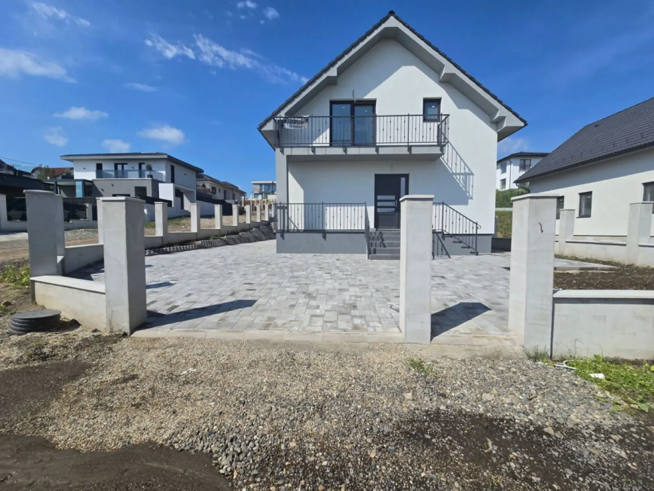 Casa 4 camere la cheie,2bai,120 mp,501 mp teren,zona Corunca