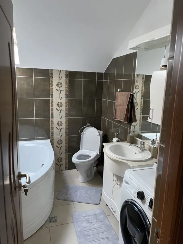 BRASADAS vinde ap 2 cam mobilat, recent renovat. - Agenția imobiliara apartament cu 2 camere , recent renovat , mobilat integral , situat la etajul 3 /4 in zona semicentrala(periferia Titulescu) , cu parcare in curte , terasa , 2 climauri , acoperis nou. 
Apartamentul se vinde cu tot (televizoare, masina de spalat rufe , vase ...)include si loc de parcare privata in curte .
www.brasadas.com.