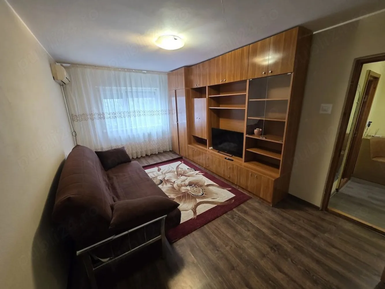 De inchiriat apartament cu 3 camere Micro 17, 343 euro - Oferim spre închiriere un apartament confortabil cu 3 camere, situat în zona pietei din Micro 17. Apartamentul este complet mobilat și utilat, pregătit pentru a fi locuit imediat.
Locație excelentă: aproape de mijloace de transport în comun, școli, grădinițe și magazine, ideal pentru o familie cu copii.

Preț și condiții:
- Plata chiriei, garanției și comisionului agenției se va face la semnarea contractului.
Pentru mai multe detalii sau pentru programarea unei vizionări, apelati numărul de telefon 0746.252.252 – Liliana Ene.