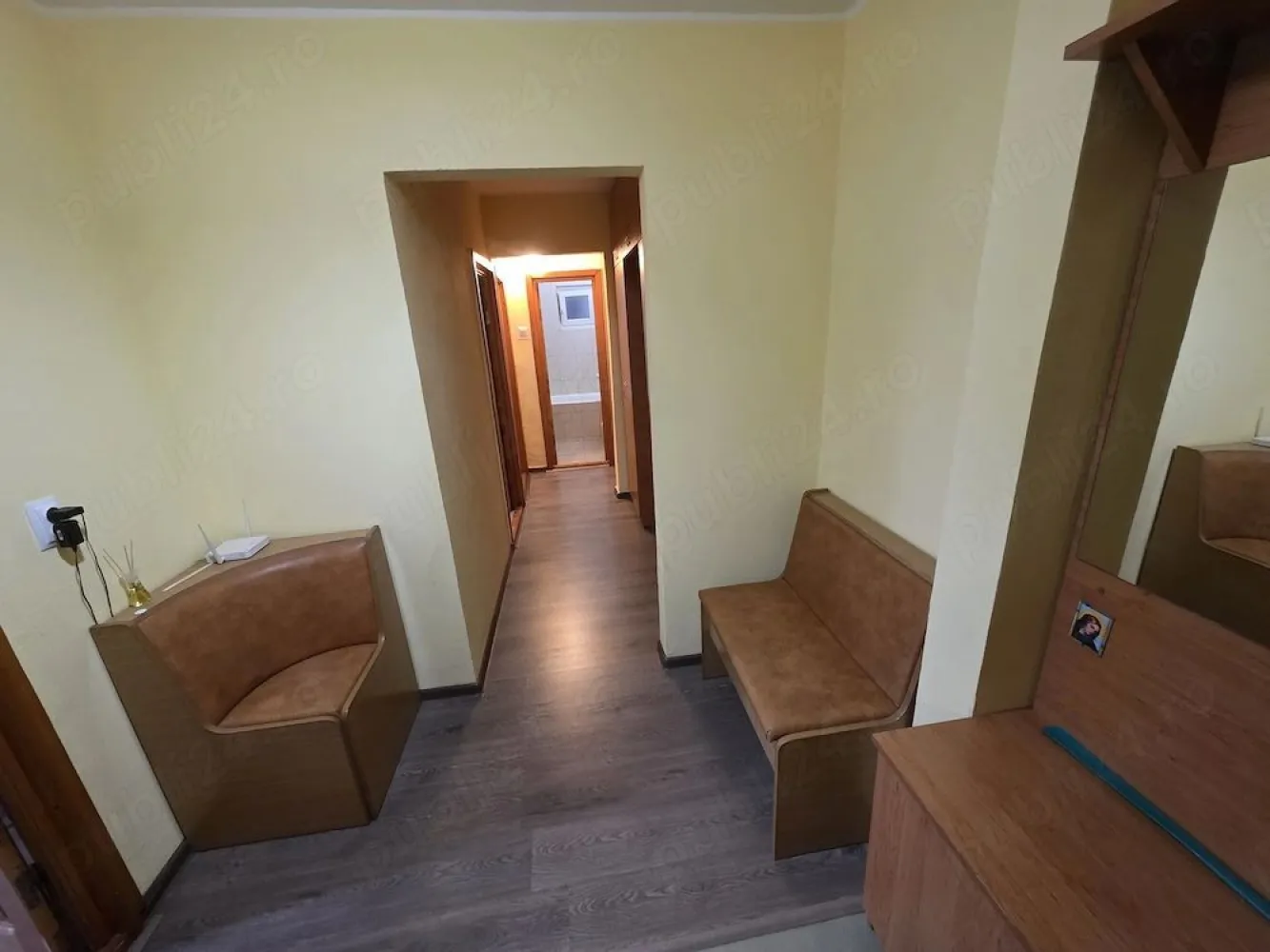 De inchiriat apartament cu 3 camere Micro 17, 343 euro - Oferim spre închiriere un apartament confortabil cu 3 camere, situat în zona pietei din Micro 17. Apartamentul este complet mobilat și utilat, pregătit pentru a fi locuit imediat.
Locație excelentă: aproape de mijloace de transport în comun, școli, grădinițe și magazine, ideal pentru o familie cu copii.

Preț și condiții:
- Plata chiriei, garanției și comisionului agenției se va face la semnarea contractului.
Pentru mai multe detalii sau pentru programarea unei vizionări, apelati numărul de telefon 0746.252.252 – Liliana Ene.