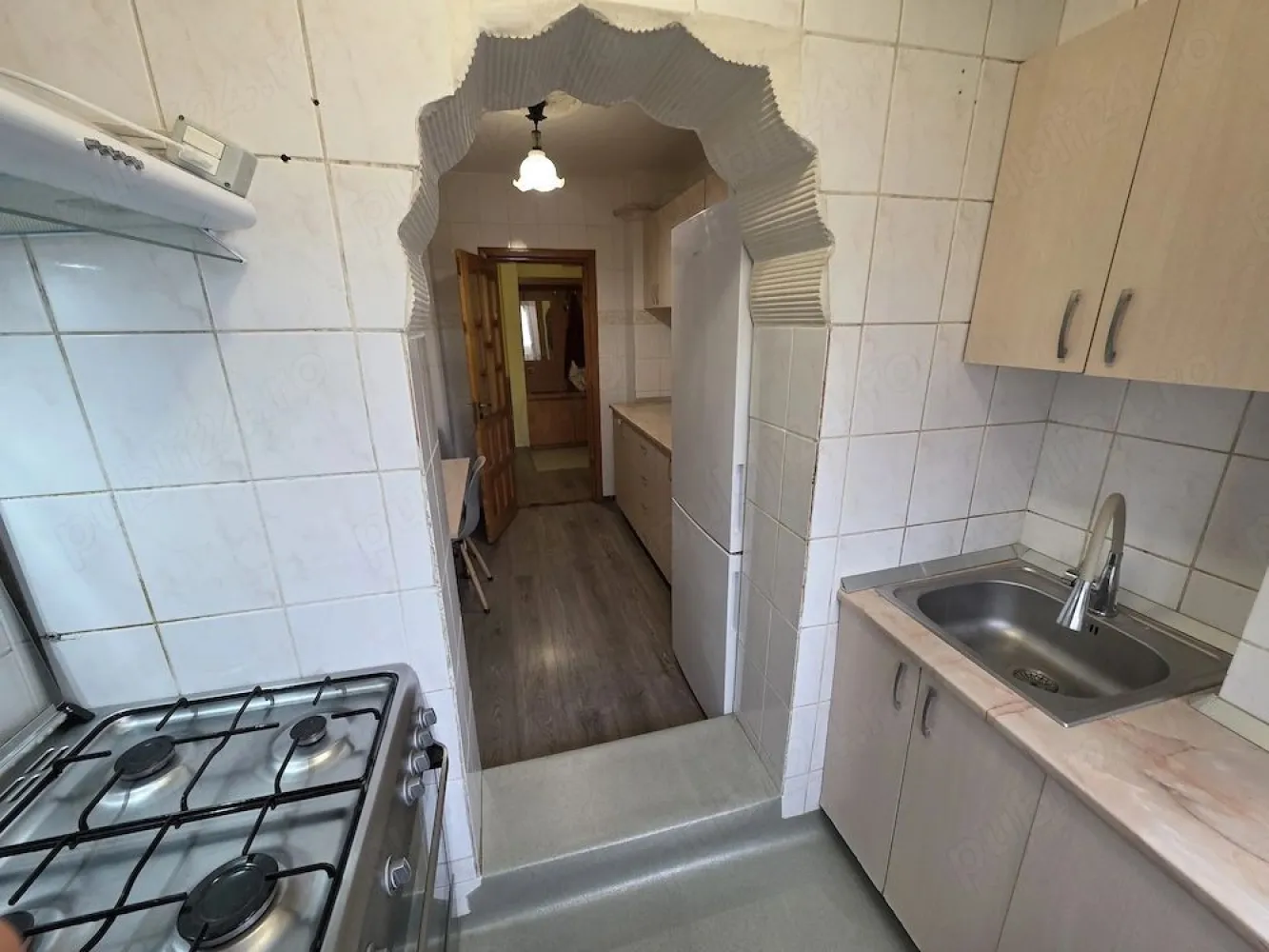 De inchiriat apartament cu 3 camere Micro 17, 343 euro - Oferim spre închiriere un apartament confortabil cu 3 camere, situat în zona pietei din Micro 17. Apartamentul este complet mobilat și utilat, pregătit pentru a fi locuit imediat.
Locație excelentă: aproape de mijloace de transport în comun, școli, grădinițe și magazine, ideal pentru o familie cu copii.

Preț și condiții:
- Plata chiriei, garanției și comisionului agenției se va face la semnarea contractului.
Pentru mai multe detalii sau pentru programarea unei vizionări, apelati numărul de telefon 0746.252.252 – Liliana Ene.