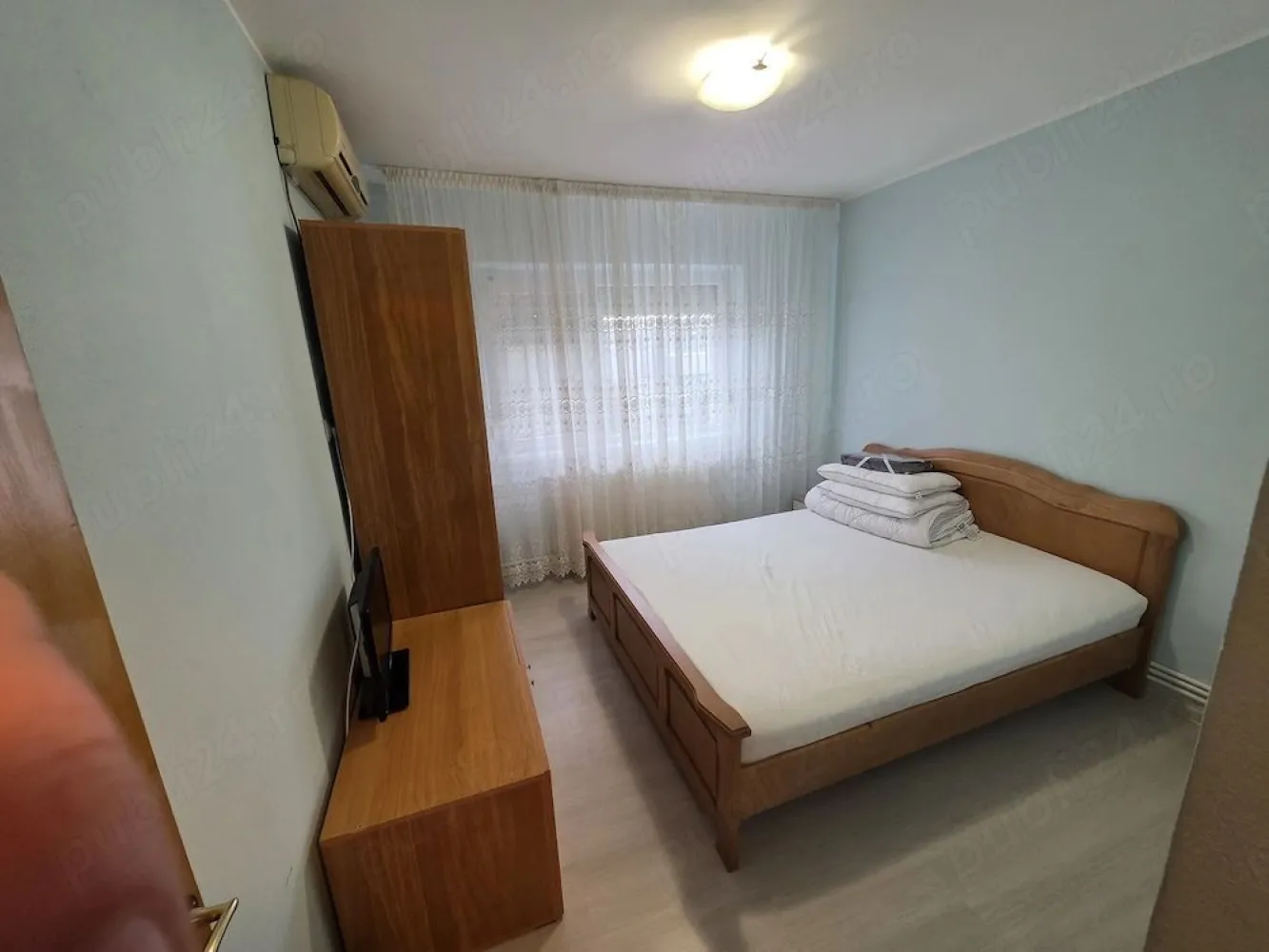 De inchiriat apartament cu 3 camere Micro 17, 343 euro - Oferim spre închiriere un apartament confortabil cu 3 camere, situat în zona pietei din Micro 17. Apartamentul este complet mobilat și utilat, pregătit pentru a fi locuit imediat.
Locație excelentă: aproape de mijloace de transport în comun, școli, grădinițe și magazine, ideal pentru o familie cu copii.

Preț și condiții:
- Plata chiriei, garanției și comisionului agenției se va face la semnarea contractului.
Pentru mai multe detalii sau pentru programarea unei vizionări, apelati numărul de telefon 0746.252.252 – Liliana Ene.