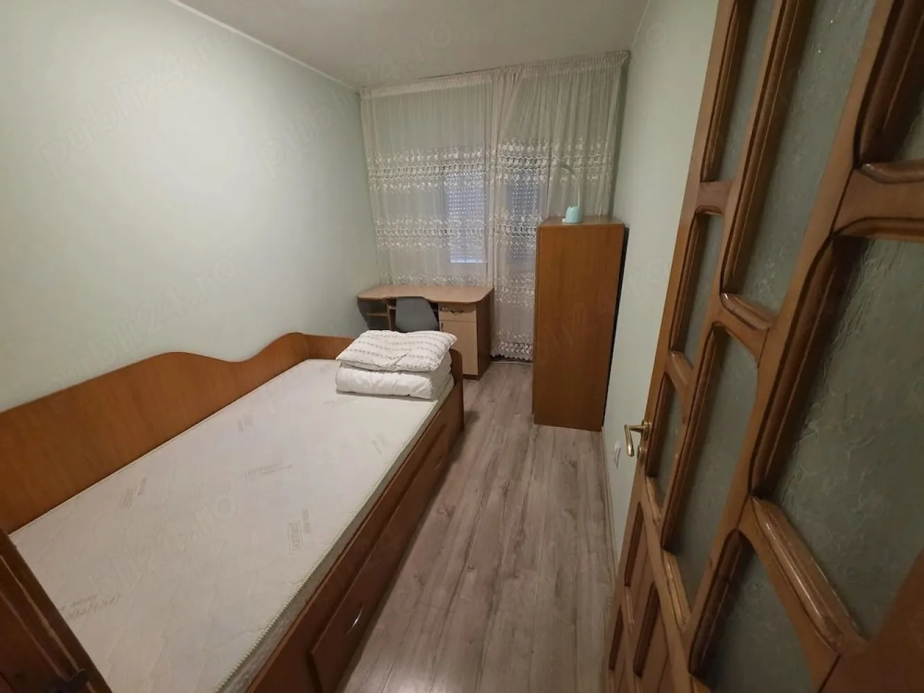 De inchiriat apartament cu 3 camere Micro 17, 343 euro - Oferim spre închiriere un apartament confortabil cu 3 camere, situat în zona pietei din Micro 17. Apartamentul este complet mobilat și utilat, pregătit pentru a fi locuit imediat.
Locație excelentă: aproape de mijloace de transport în comun, școli, grădinițe și magazine, ideal pentru o familie cu copii.

Preț și condiții:
- Plata chiriei, garanției și comisionului agenției se va face la semnarea contractului.
Pentru mai multe detalii sau pentru programarea unei vizionări, apelati numărul de telefon 0746.252.252 – Liliana Ene.