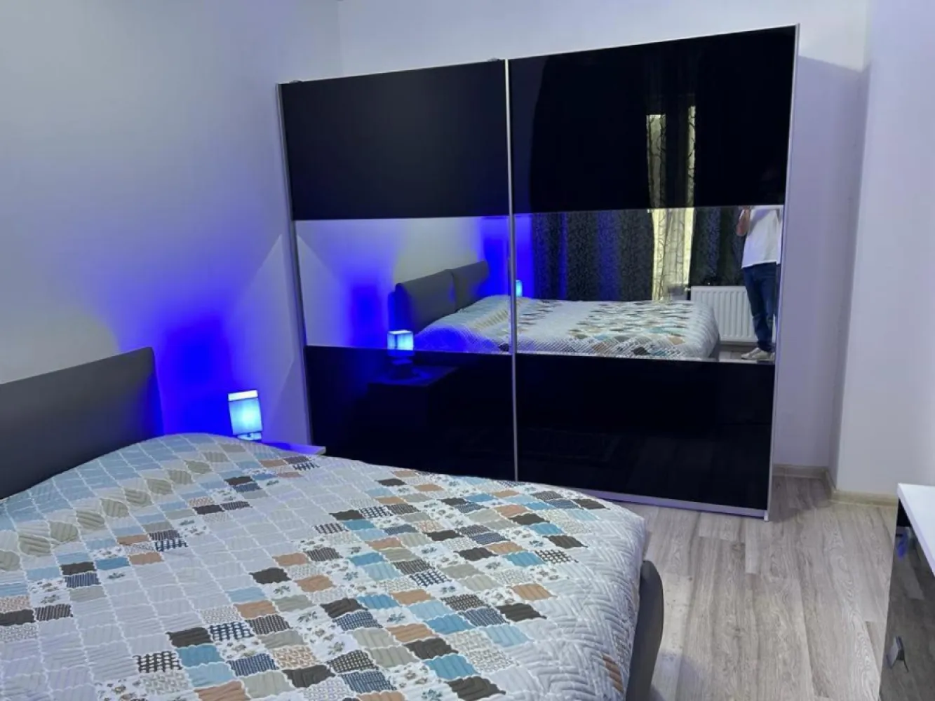 Vand apartament 3 camere Intre Lacuri - 🏡 Apartament 3 camere + terasă generoasă + parcare | Între Lacuri | view lac &amp; FSEGAO proprietate rară, situată în cartierul Între Lacuri, una dintre cele mai dorite zone din Cluj-Napoca, ideală atât pentru locuit, cât și pentru investiție.📐 Suprafață utilă: 67 mp &nbsp;🌿 Suprafață totală cu terasă: 80 mp &nbsp;🏢 Etaj: 1 &nbsp;🚗 Parcare inclusă &nbsp;Compartimentarea este inteligentă și practică: inițial apartamentul a fost cu 2 camere, fiind ulterior recompartimentat în 3 camere, oferind acum un plus de funcționalitate (ideal pentru birou sau cameră de copil).✨ Puncte forte:– terasă spațioasă, perfectă pentru relaxare &nbsp;– priveliște deschisă către lac și zona FSEGA &nbsp;– apartament luminos, bine poziționat &nbsp;– etaj intermediar (foarte căutat) &nbsp;– parcare inclusă – avantaj major în zonă &nbsp;📍 Localizare excelentă:– la câteva minute de Iulius Mall &nbsp;– aproape de FSEGA &nbsp;– acces rapid către mijloace de transport, magazine, restaurante și zone verzi &nbsp;💼 Ideal pentru:– locuință personală &nbsp;– investiție (închiriere rapidă datorită poziției) &nbsp;💶 Preț: 290.000 € &nbsp;📞 Pentru mai multe detalii sau programarea unei vizionări, nu ezitați să mă contactați.