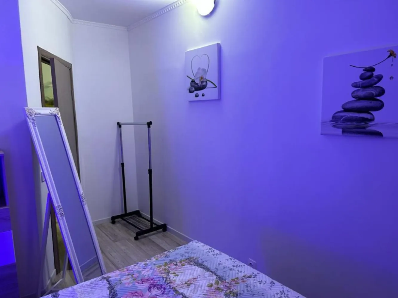 Vand apartament 3 camere Intre Lacuri - 🏡 Apartament 3 camere + terasă generoasă + parcare | Între Lacuri | view lac &amp; FSEGAO proprietate rară, situată în cartierul Între Lacuri, una dintre cele mai dorite zone din Cluj-Napoca, ideală atât pentru locuit, cât și pentru investiție.📐 Suprafață utilă: 67 mp &nbsp;🌿 Suprafață totală cu terasă: 80 mp &nbsp;🏢 Etaj: 1 &nbsp;🚗 Parcare inclusă &nbsp;Compartimentarea este inteligentă și practică: inițial apartamentul a fost cu 2 camere, fiind ulterior recompartimentat în 3 camere, oferind acum un plus de funcționalitate (ideal pentru birou sau cameră de copil).✨ Puncte forte:– terasă spațioasă, perfectă pentru relaxare &nbsp;– priveliște deschisă către lac și zona FSEGA &nbsp;– apartament luminos, bine poziționat &nbsp;– etaj intermediar (foarte căutat) &nbsp;– parcare inclusă – avantaj major în zonă &nbsp;📍 Localizare excelentă:– la câteva minute de Iulius Mall &nbsp;– aproape de FSEGA &nbsp;– acces rapid către mijloace de transport, magazine, restaurante și zone verzi &nbsp;💼 Ideal pentru:– locuință personală &nbsp;– investiție (închiriere rapidă datorită poziției) &nbsp;💶 Preț: 290.000 € &nbsp;📞 Pentru mai multe detalii sau programarea unei vizionări, nu ezitați să mă contactați.