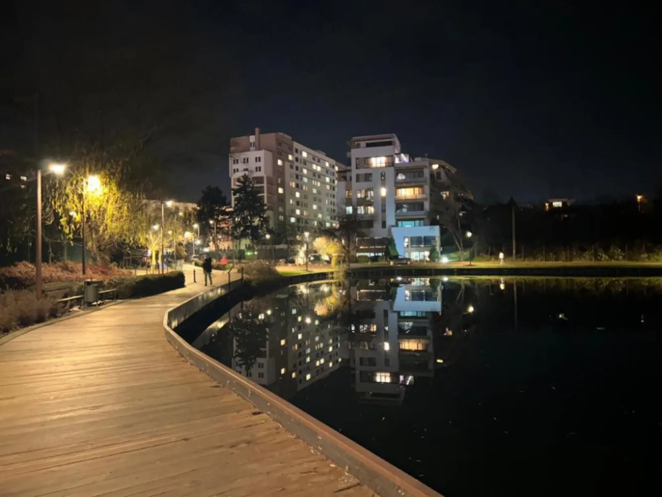 Vand apartament 3 camere Intre Lacuri - 🏡 Apartament 3 camere + terasă generoasă + parcare | Între Lacuri | view lac &amp; FSEGAO proprietate rară, situată în cartierul Între Lacuri, una dintre cele mai dorite zone din Cluj-Napoca, ideală atât pentru locuit, cât și pentru investiție.📐 Suprafață utilă: 67 mp &nbsp;🌿 Suprafață totală cu terasă: 80 mp &nbsp;🏢 Etaj: 1 &nbsp;🚗 Parcare inclusă &nbsp;Compartimentarea este inteligentă și practică: inițial apartamentul a fost cu 2 camere, fiind ulterior recompartimentat în 3 camere, oferind acum un plus de funcționalitate (ideal pentru birou sau cameră de copil).✨ Puncte forte:– terasă spațioasă, perfectă pentru relaxare &nbsp;– priveliște deschisă către lac și zona FSEGA &nbsp;– apartament luminos, bine poziționat &nbsp;– etaj intermediar (foarte căutat) &nbsp;– parcare inclusă – avantaj major în zonă &nbsp;📍 Localizare excelentă:– la câteva minute de Iulius Mall &nbsp;– aproape de FSEGA &nbsp;– acces rapid către mijloace de transport, magazine, restaurante și zone verzi &nbsp;💼 Ideal pentru:– locuință personală &nbsp;– investiție (închiriere rapidă datorită poziției) &nbsp;💶 Preț: 290.000 € &nbsp;📞 Pentru mai multe detalii sau programarea unei vizionări, nu ezitați să mă contactați.