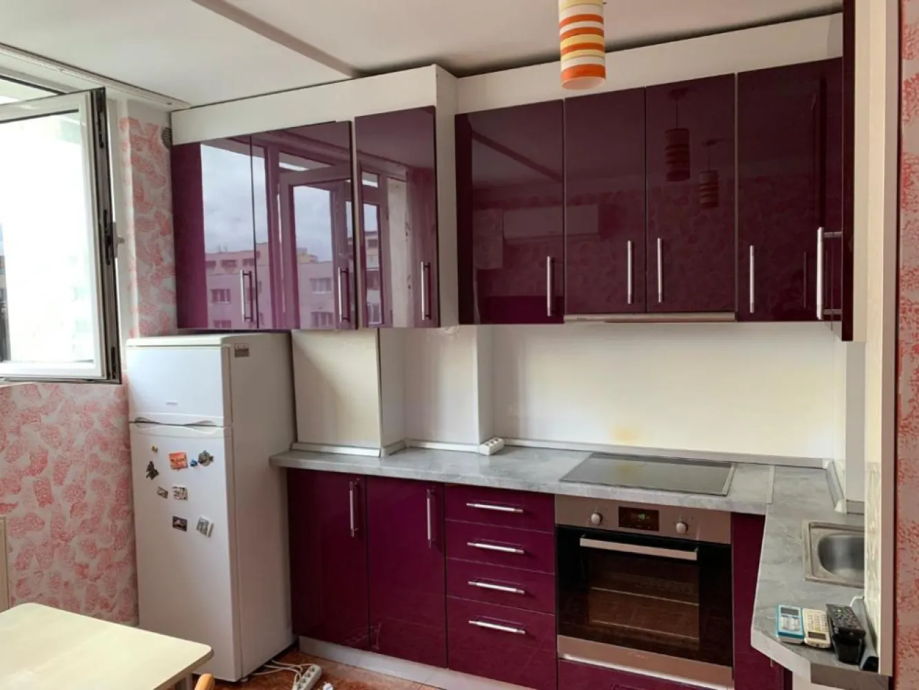 Vand apartament 2 camere Mănăștur - 🏡 Apartament 1 cameră + spațiu suplimentar | Mănăștur – str. Grigore Alexandrescu | ideal investiție | 105.000 €Oportunitate excelentă pentru investiție sau locuință personală, situată în cartierul Mănăștur, una dintre cele mai bine conectate zone din Cluj-Napoca.📐 Suprafață utilă: 33 mp &nbsp;🏢 Localizare: str. Grigore Alexandrescu nr. 17 &nbsp;💶 Preț: 105.000 € &nbsp;,nenegociabilApartamentul a fost inițial garsonieră, fiind ulterior optimizat prin compartimentare, rezultând un spațiu suplimentar (ideal pentru birou, dressing sau zonă de dormit), amenajat în locul fostei debarale/cămări.✨ Avantaje:– compartimentare mai practică față de o garsonieră clasică &nbsp;– zonă foarte bine conectată la transport public &nbsp;– acces rapid către centru și principalele puncte de interes &nbsp;– în apropiere de magazine, supermarketuri, farmacii și alte facilități &nbsp;– cartier cu cerere mare pentru închiriere &nbsp;💼 Ideal pentru:– investiție (închiriere pe termen lung sau Airbnb) &nbsp;– locuință personală &nbsp;📍 Locația oferă acces facil către:– stații de autobuz și tramvai &nbsp;– centre comerciale și zone verzi &nbsp;📞 Pentru mai multe informații sau programarea unei vizionări, nu ezitați să mă contactați.