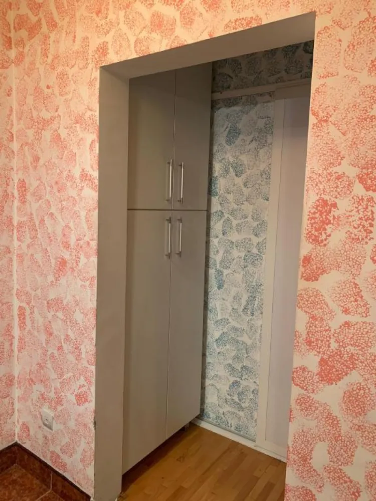 Vand apartament 2 camere Mănăștur - 🏡 Apartament 1 cameră + spațiu suplimentar | Mănăștur – str. Grigore Alexandrescu | ideal investiție | 105.000 €Oportunitate excelentă pentru investiție sau locuință personală, situată în cartierul Mănăștur, una dintre cele mai bine conectate zone din Cluj-Napoca.📐 Suprafață utilă: 33 mp &nbsp;🏢 Localizare: str. Grigore Alexandrescu nr. 17 &nbsp;💶 Preț: 105.000 € &nbsp;,nenegociabilApartamentul a fost inițial garsonieră, fiind ulterior optimizat prin compartimentare, rezultând un spațiu suplimentar (ideal pentru birou, dressing sau zonă de dormit), amenajat în locul fostei debarale/cămări.✨ Avantaje:– compartimentare mai practică față de o garsonieră clasică &nbsp;– zonă foarte bine conectată la transport public &nbsp;– acces rapid către centru și principalele puncte de interes &nbsp;– în apropiere de magazine, supermarketuri, farmacii și alte facilități &nbsp;– cartier cu cerere mare pentru închiriere &nbsp;💼 Ideal pentru:– investiție (închiriere pe termen lung sau Airbnb) &nbsp;– locuință personală &nbsp;📍 Locația oferă acces facil către:– stații de autobuz și tramvai &nbsp;– centre comerciale și zone verzi &nbsp;📞 Pentru mai multe informații sau programarea unei vizionări, nu ezitați să mă contactați.