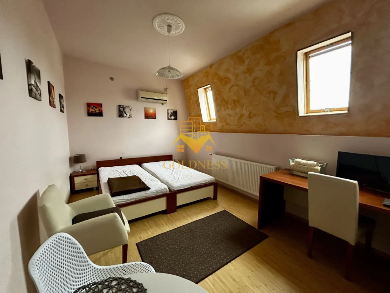 O camera, Modern, Pet Friendly, Profi, Borhanci - GOLDNESS Imobiliare vă propune spre închiriere un apartament cu o camera, complet mobilat și utilat, situat la etajul 1intr o casa cu 2 etaje, în Cartierul Borhanci.
Se accepta pisici si caini de talie mica!
Posibilitate de parcare in fata blocului!
Se află în apropierea stațiilor de transport în comun, magazine, restaurante, spații verzi, farmacii, etc. 

Apartamentul este compartimentat astfel:
 - dormitor cu pat matrimonial, dulap, noptiere, birou
 - bucatarie complet utilată și mobilată, loc de servit masa, masina de spalat haine 
 - baie cu dus, calorifer port prosop și dulap pentru depozitare.

Imobilul este dotat cu toate cele necesare- centrală proprie, frigider, plita, hotă, mașină de spălat haine, televizor, etc. 

Dacă sunteți interesați de acest apartament și doriți să îl vizionați, dar și pentru alte oferte nu ezitați să ne contactați telefonic sau prin e-mail. Vă stăm la dispoziție!
Pentru intermediere se percepe un comision de 50% din prețul chiriei!