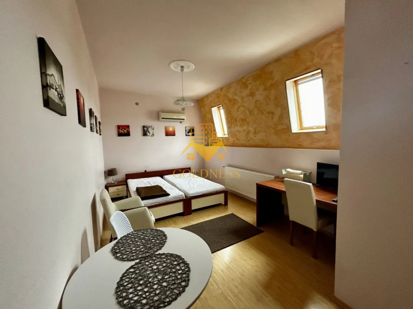 O camera, Modern, Pet Friendly, Profi, Borhanci - GOLDNESS Imobiliare vă propune spre închiriere un apartament cu o camera, complet mobilat și utilat, situat la etajul 1intr o casa cu 2 etaje, în Cartierul Borhanci.
Se accepta pisici si caini de talie mica!
Posibilitate de parcare in fata blocului!
Se află în apropierea stațiilor de transport în comun, magazine, restaurante, spații verzi, farmacii, etc. 

Apartamentul este compartimentat astfel:
 - dormitor cu pat matrimonial, dulap, noptiere, birou
 - bucatarie complet utilată și mobilată, loc de servit masa, masina de spalat haine 
 - baie cu dus, calorifer port prosop și dulap pentru depozitare.

Imobilul este dotat cu toate cele necesare- centrală proprie, frigider, plita, hotă, mașină de spălat haine, televizor, etc. 

Dacă sunteți interesați de acest apartament și doriți să îl vizionați, dar și pentru alte oferte nu ezitați să ne contactați telefonic sau prin e-mail. Vă stăm la dispoziție!
Pentru intermediere se percepe un comision de 50% din prețul chiriei!