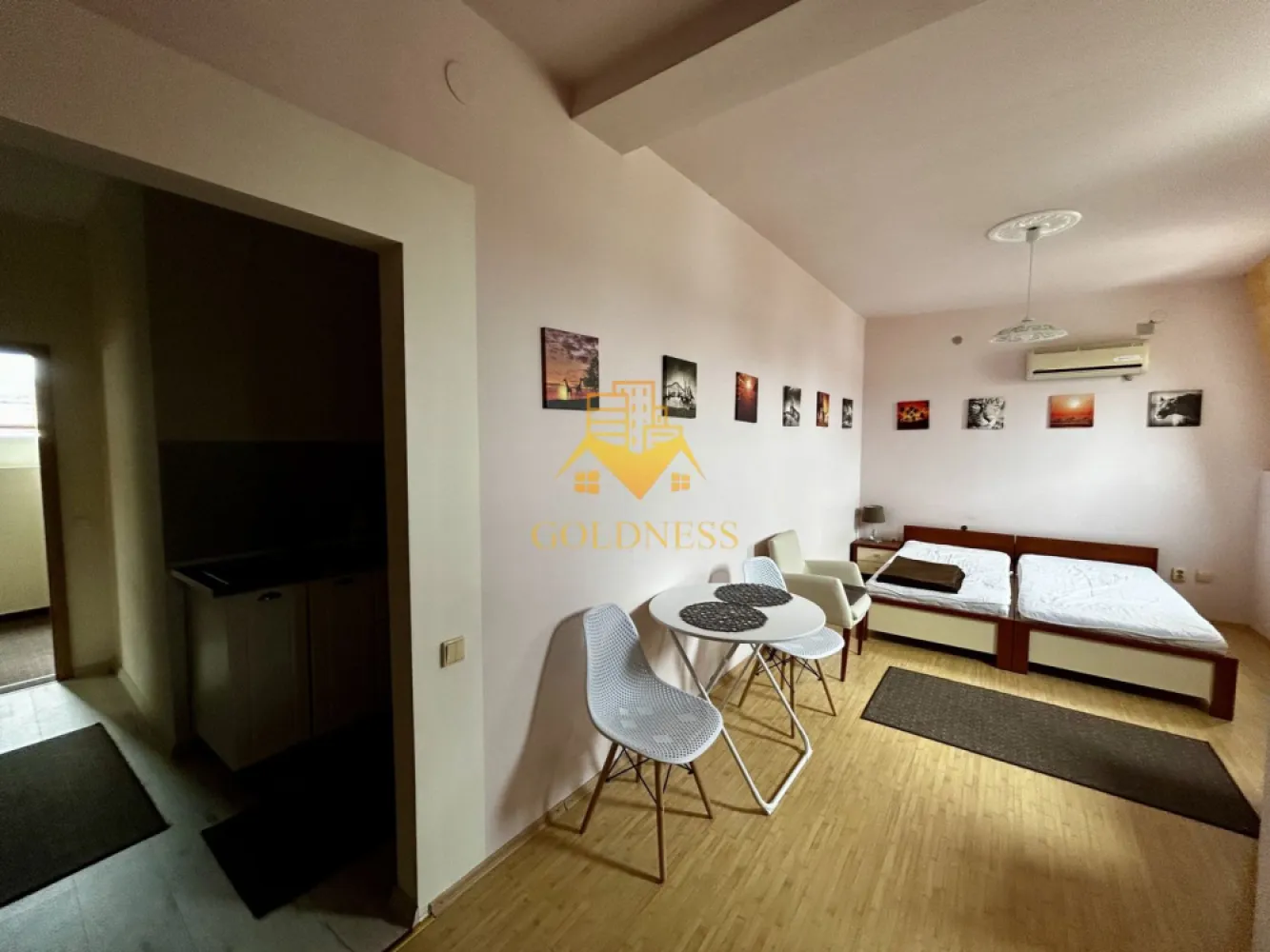 O camera, Modern, Pet Friendly, Profi, Borhanci - GOLDNESS Imobiliare vă propune spre închiriere un apartament cu o camera, complet mobilat și utilat, situat la etajul 1intr o casa cu 2 etaje, în Cartierul Borhanci.
Se accepta pisici si caini de talie mica!
Posibilitate de parcare in fata blocului!
Se află în apropierea stațiilor de transport în comun, magazine, restaurante, spații verzi, farmacii, etc. 

Apartamentul este compartimentat astfel:
 - dormitor cu pat matrimonial, dulap, noptiere, birou
 - bucatarie complet utilată și mobilată, loc de servit masa, masina de spalat haine 
 - baie cu dus, calorifer port prosop și dulap pentru depozitare.

Imobilul este dotat cu toate cele necesare- centrală proprie, frigider, plita, hotă, mașină de spălat haine, televizor, etc. 

Dacă sunteți interesați de acest apartament și doriți să îl vizionați, dar și pentru alte oferte nu ezitați să ne contactați telefonic sau prin e-mail. Vă stăm la dispoziție!
Pentru intermediere se percepe un comision de 50% din prețul chiriei!