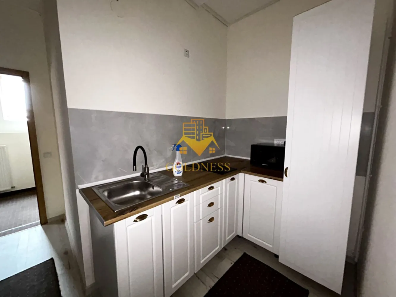 O camera, Modern, Pet Friendly, Profi, Borhanci - GOLDNESS Imobiliare vă propune spre închiriere un apartament cu o camera, complet mobilat și utilat, situat la etajul 1intr o casa cu 2 etaje, în Cartierul Borhanci.
Se accepta pisici si caini de talie mica!
Posibilitate de parcare in fata blocului!
Se află în apropierea stațiilor de transport în comun, magazine, restaurante, spații verzi, farmacii, etc. 

Apartamentul este compartimentat astfel:
 - dormitor cu pat matrimonial, dulap, noptiere, birou
 - bucatarie complet utilată și mobilată, loc de servit masa, masina de spalat haine 
 - baie cu dus, calorifer port prosop și dulap pentru depozitare.

Imobilul este dotat cu toate cele necesare- centrală proprie, frigider, plita, hotă, mașină de spălat haine, televizor, etc. 

Dacă sunteți interesați de acest apartament și doriți să îl vizionați, dar și pentru alte oferte nu ezitați să ne contactați telefonic sau prin e-mail. Vă stăm la dispoziție!
Pentru intermediere se percepe un comision de 50% din prețul chiriei!
