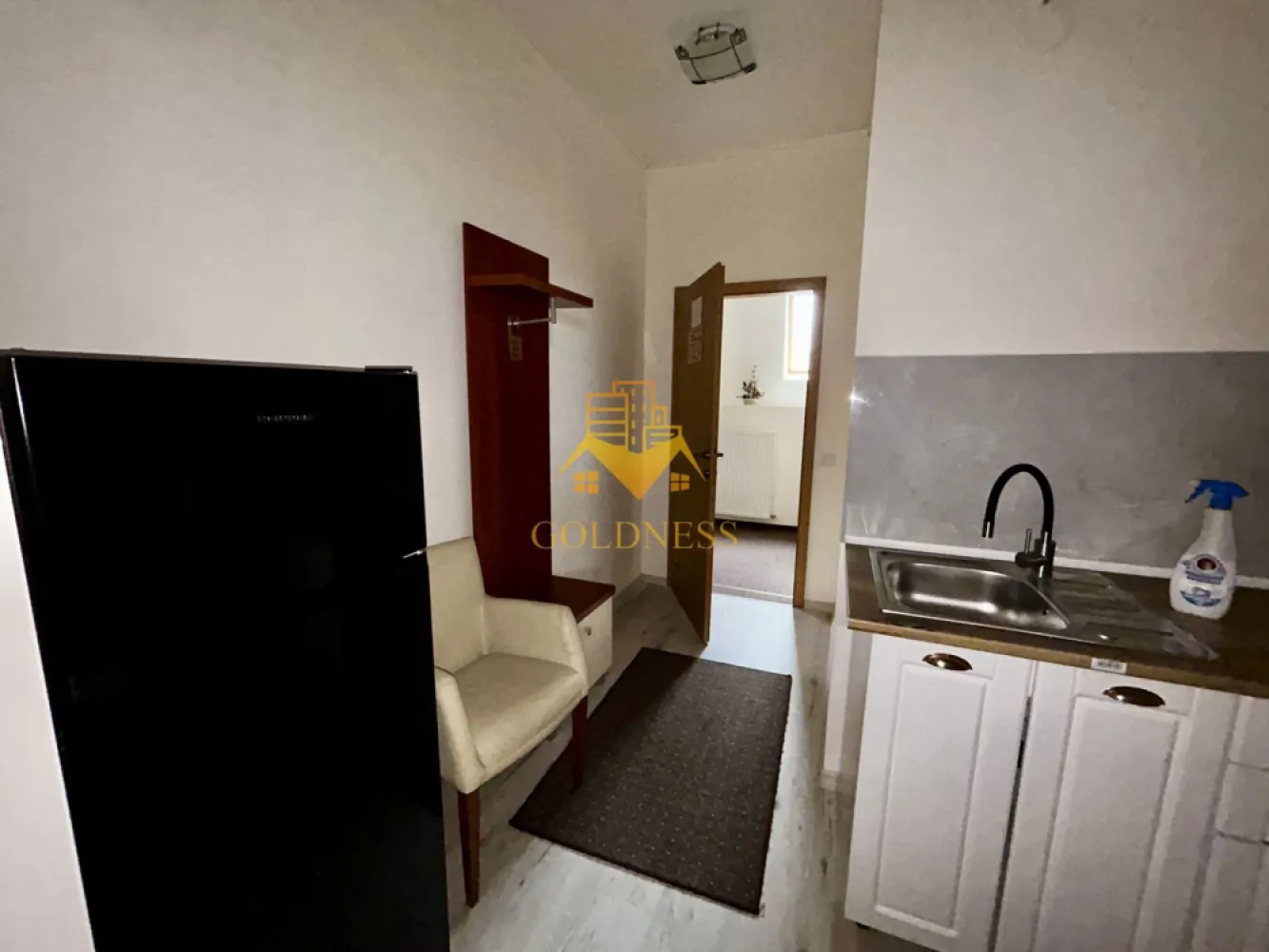 O camera, Modern, Pet Friendly, Profi, Borhanci - GOLDNESS Imobiliare vă propune spre închiriere un apartament cu o camera, complet mobilat și utilat, situat la etajul 1intr o casa cu 2 etaje, în Cartierul Borhanci.
Se accepta pisici si caini de talie mica!
Posibilitate de parcare in fata blocului!
Se află în apropierea stațiilor de transport în comun, magazine, restaurante, spații verzi, farmacii, etc. 

Apartamentul este compartimentat astfel:
 - dormitor cu pat matrimonial, dulap, noptiere, birou
 - bucatarie complet utilată și mobilată, loc de servit masa, masina de spalat haine 
 - baie cu dus, calorifer port prosop și dulap pentru depozitare.

Imobilul este dotat cu toate cele necesare- centrală proprie, frigider, plita, hotă, mașină de spălat haine, televizor, etc. 

Dacă sunteți interesați de acest apartament și doriți să îl vizionați, dar și pentru alte oferte nu ezitați să ne contactați telefonic sau prin e-mail. Vă stăm la dispoziție!
Pentru intermediere se percepe un comision de 50% din prețul chiriei!