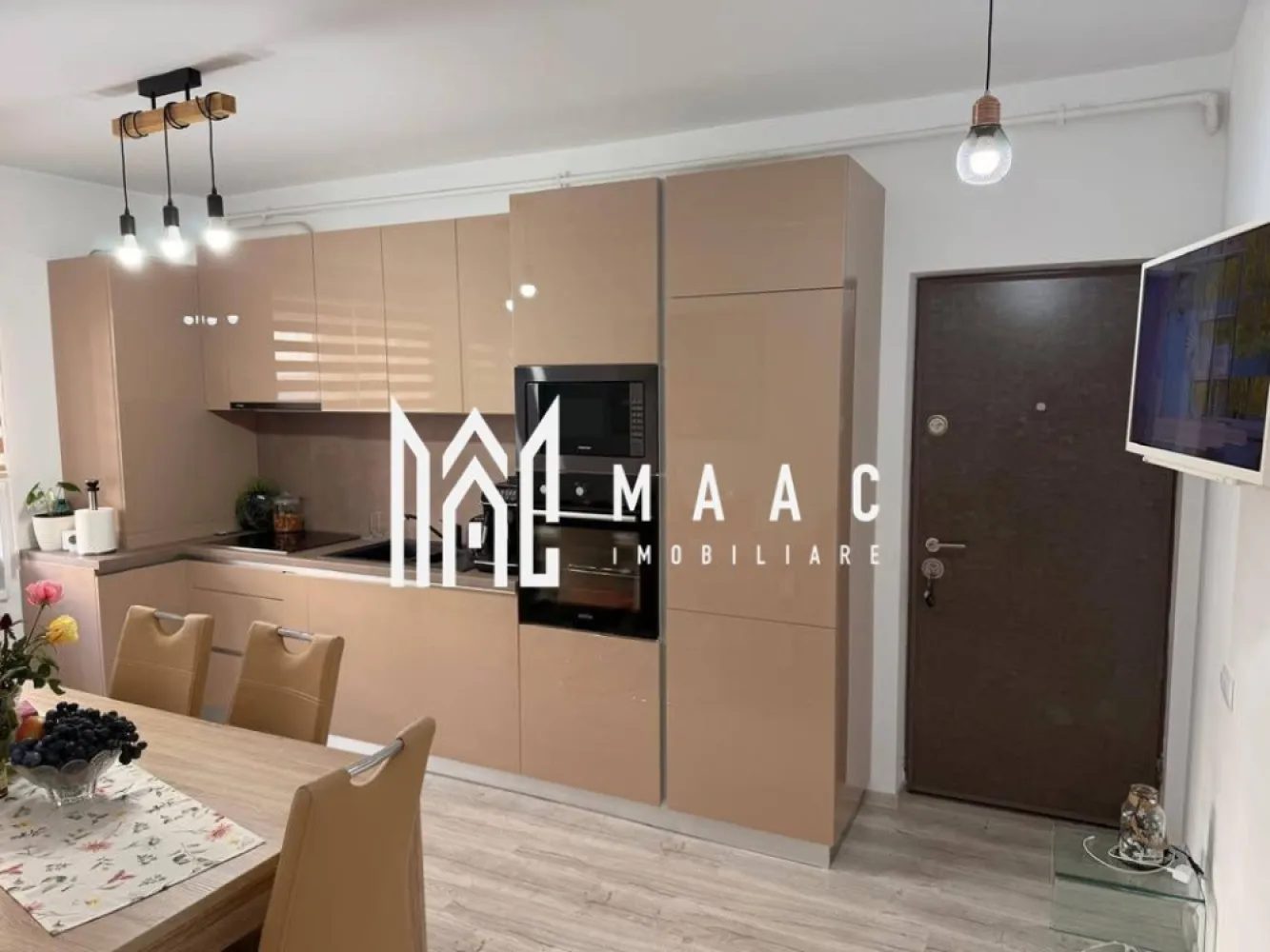 Apartament | decomandat | 52 mp | Turnisor - MAAC Imobiliare vă propune spre vânzare un apartament de 2 camere, decomandat, cu 52 mp utili, 35 mp de curte privată și 2 locuri de parcare, situat la parterul unui imobil modern.

Apartamentul se remarcă prin compartimentarea optimă, spațiile luminoase și avantajul excepțional al curții proprii, perfectă pentru relaxare, activități în aer liber sau amenajarea unui colț verde personal. 

Cele două locuri de parcare reprezintă un beneficiu important, oferind confort și siguranță în utilizarea zilnică.

Acces facil către mijloace de transport, centre comerciale și puncte de interes

Ideal atât pentru locuință, cât și pentru investiție

Pentru mai multe detalii, vă rugăm sa ne contactați, specificand ID: CP2811278