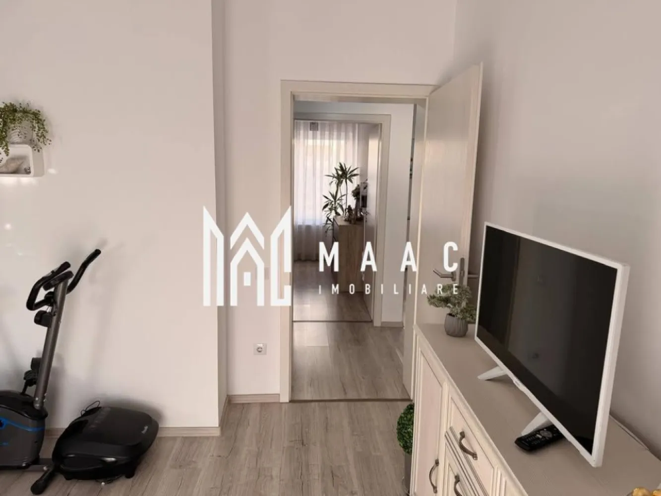 Apartament | decomandat | 52 mp | Turnisor - MAAC Imobiliare vă propune spre vânzare un apartament de 2 camere, decomandat, cu 52 mp utili, 35 mp de curte privată și 2 locuri de parcare, situat la parterul unui imobil modern.

Apartamentul se remarcă prin compartimentarea optimă, spațiile luminoase și avantajul excepțional al curții proprii, perfectă pentru relaxare, activități în aer liber sau amenajarea unui colț verde personal. 

Cele două locuri de parcare reprezintă un beneficiu important, oferind confort și siguranță în utilizarea zilnică.

Acces facil către mijloace de transport, centre comerciale și puncte de interes

Ideal atât pentru locuință, cât și pentru investiție

Pentru mai multe detalii, vă rugăm sa ne contactați, specificand ID: CP2811278