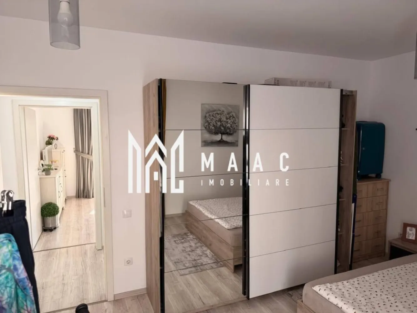 Apartament | decomandat | 52 mp | Turnisor - MAAC Imobiliare vă propune spre vânzare un apartament de 2 camere, decomandat, cu 52 mp utili, 35 mp de curte privată și 2 locuri de parcare, situat la parterul unui imobil modern.

Apartamentul se remarcă prin compartimentarea optimă, spațiile luminoase și avantajul excepțional al curții proprii, perfectă pentru relaxare, activități în aer liber sau amenajarea unui colț verde personal. 

Cele două locuri de parcare reprezintă un beneficiu important, oferind confort și siguranță în utilizarea zilnică.

Acces facil către mijloace de transport, centre comerciale și puncte de interes

Ideal atât pentru locuință, cât și pentru investiție

Pentru mai multe detalii, vă rugăm sa ne contactați, specificand ID: CP2811278