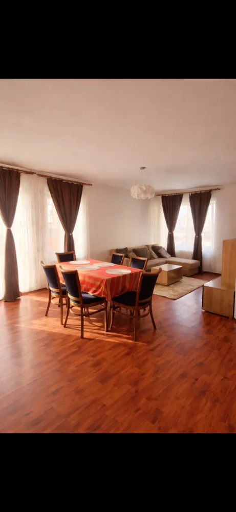 P.F. închiriez apartament 2 camere, etaj 1/4, parcare inclusă – Florești, Str. Florilor - Vă propun spre închiriere un apartament cu 2 camere, situat pe strada Florilor 192, în Florești, aproape de magazine și de stația de bus, ideal pentru cei care caută un spațiu echilibrat între confort, lumină naturală și funcționalitate.Locuința are o suprafață utilă de 49 mp (56 mp total) și este compartimentată eficient:living open space cu bucătăriedormitor cu dressingbaiehol2 balcoane (3,5 mp)&nbsp;Apartamentul se remarcă prin luminozitate, o atmosferă plăcută și un ambient primitor, fiind potrivit atât pentru un cuplu, cât și pentru o persoană care își dorește un spațiu bine organizat.&nbsp;Avantaje:✔ loc de parcare inclus 🚗✔ compartimentare practică✔ luminos pe tot parcursul zilei✔ pet-friendly 🐾&nbsp;💶 Preț: 420 €/lună + Garanție o lună de chirie- ușor negociabil&nbsp;Un apartament care oferă mai mult decât utilitate – oferă o stare de bine.📩 Pentru detalii suplimentare sau programarea unei vizionări, vă stau la dispoziție la telefon sau în privat.
