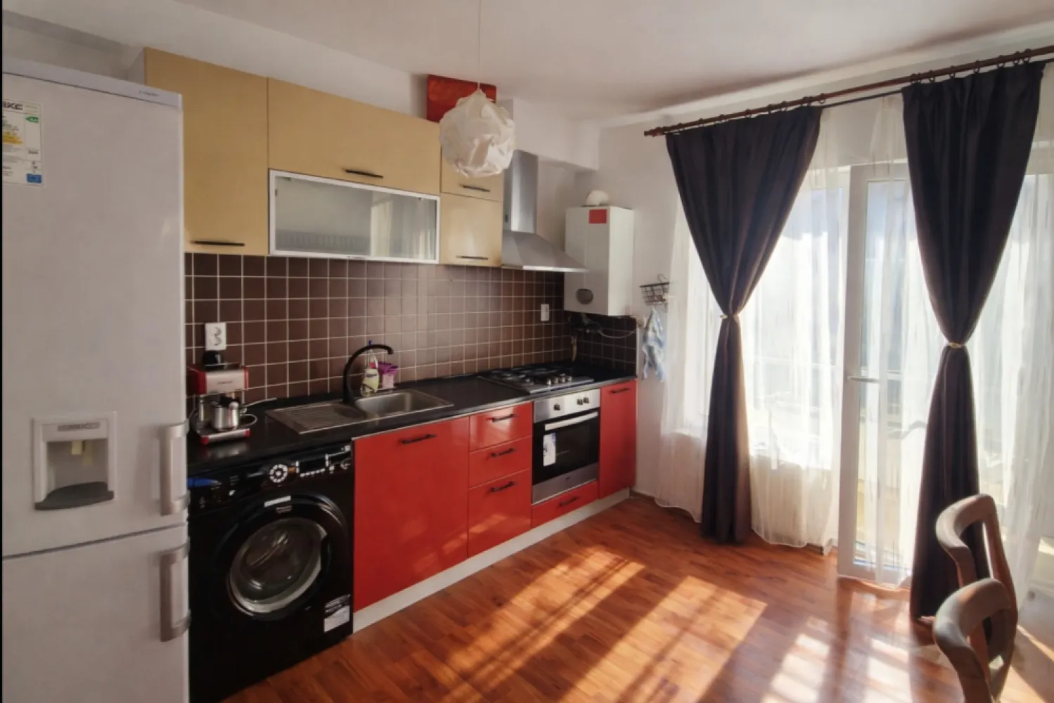 P.F. închiriez apartament 2 camere, etaj 1/4, parcare inclusă – Florești, Str. Florilor - Vă propun spre închiriere un apartament cu 2 camere, situat pe strada Florilor 192, în Florești, aproape de magazine și de stația de bus, ideal pentru cei care caută un spațiu echilibrat între confort, lumină naturală și funcționalitate.Locuința are o suprafață utilă de 49 mp (56 mp total) și este compartimentată eficient:living open space cu bucătăriedormitor cu dressingbaiehol2 balcoane (3,5 mp)&nbsp;Apartamentul se remarcă prin luminozitate, o atmosferă plăcută și un ambient primitor, fiind potrivit atât pentru un cuplu, cât și pentru o persoană care își dorește un spațiu bine organizat.&nbsp;Avantaje:✔ loc de parcare inclus 🚗✔ compartimentare practică✔ luminos pe tot parcursul zilei✔ pet-friendly 🐾&nbsp;💶 Preț: 420 €/lună + Garanție o lună de chirie- ușor negociabil&nbsp;Un apartament care oferă mai mult decât utilitate – oferă o stare de bine.📩 Pentru detalii suplimentare sau programarea unei vizionări, vă stau la dispoziție la telefon sau în privat.