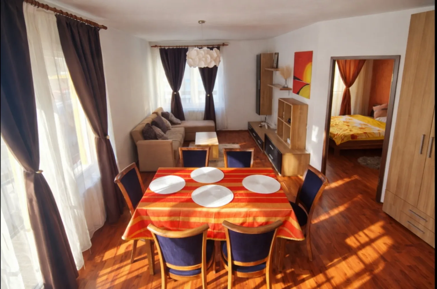 P.F. închiriez apartament 2 camere, etaj 1/4, parcare inclusă – Florești, Str. Florilor - Vă propun spre închiriere un apartament cu 2 camere, situat pe strada Florilor 192, în Florești, aproape de magazine și de stația de bus, ideal pentru cei care caută un spațiu echilibrat între confort, lumină naturală și funcționalitate.Locuința are o suprafață utilă de 49 mp (56 mp total) și este compartimentată eficient:living open space cu bucătăriedormitor cu dressingbaiehol2 balcoane (3,5 mp)&nbsp;Apartamentul se remarcă prin luminozitate, o atmosferă plăcută și un ambient primitor, fiind potrivit atât pentru un cuplu, cât și pentru o persoană care își dorește un spațiu bine organizat.&nbsp;Avantaje:✔ loc de parcare inclus 🚗✔ compartimentare practică✔ luminos pe tot parcursul zilei✔ pet-friendly 🐾&nbsp;💶 Preț: 420 €/lună + Garanție o lună de chirie- ușor negociabil&nbsp;Un apartament care oferă mai mult decât utilitate – oferă o stare de bine.📩 Pentru detalii suplimentare sau programarea unei vizionări, vă stau la dispoziție la telefon sau în privat.