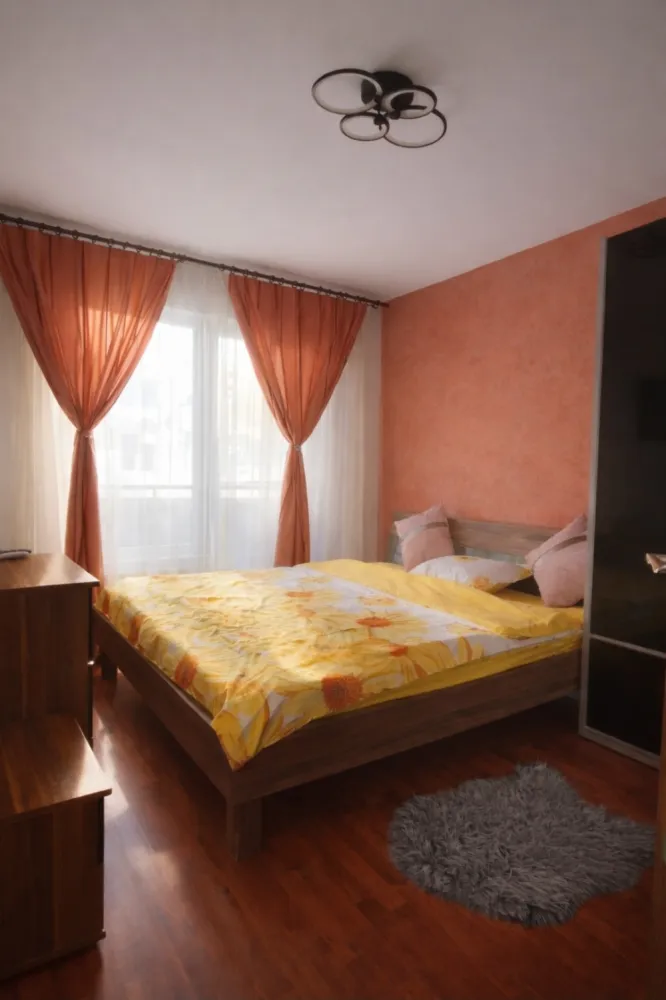 P.F. închiriez apartament 2 camere, etaj 1/4, parcare inclusă – Florești, Str. Florilor - Vă propun spre închiriere un apartament cu 2 camere, situat pe strada Florilor 192, în Florești, aproape de magazine și de stația de bus, ideal pentru cei care caută un spațiu echilibrat între confort, lumină naturală și funcționalitate.Locuința are o suprafață utilă de 49 mp (56 mp total) și este compartimentată eficient:living open space cu bucătăriedormitor cu dressingbaiehol2 balcoane (3,5 mp)&nbsp;Apartamentul se remarcă prin luminozitate, o atmosferă plăcută și un ambient primitor, fiind potrivit atât pentru un cuplu, cât și pentru o persoană care își dorește un spațiu bine organizat.&nbsp;Avantaje:✔ loc de parcare inclus 🚗✔ compartimentare practică✔ luminos pe tot parcursul zilei✔ pet-friendly 🐾&nbsp;💶 Preț: 420 €/lună + Garanție o lună de chirie- ușor negociabil&nbsp;Un apartament care oferă mai mult decât utilitate – oferă o stare de bine.📩 Pentru detalii suplimentare sau programarea unei vizionări, vă stau la dispoziție la telefon sau în privat.