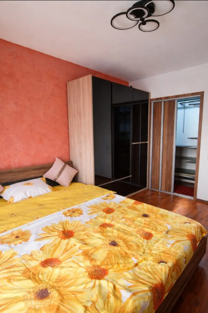 P.F. închiriez apartament 2 camere, etaj 1/4, parcare inclusă – Florești, Str. Florilor