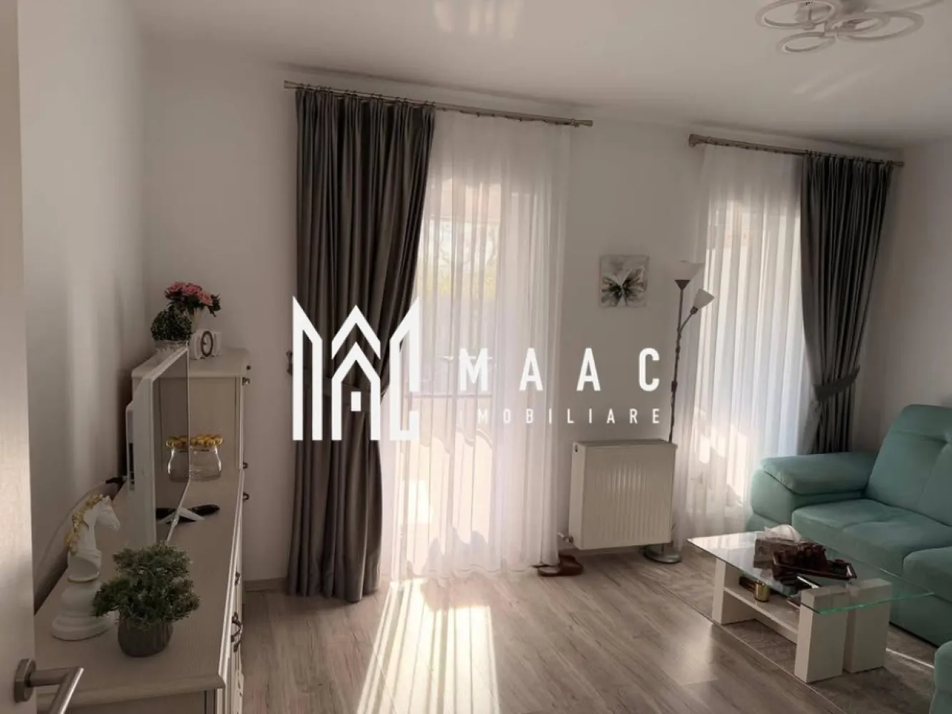 Apartament | decomandat | 52 mp | Turnisor - MAAC Imobiliare vă propune spre vânzare un apartament de 2 camere, decomandat, cu 52 mp utili, 35 mp de curte privată și 2 locuri de parcare, situat la parterul unui imobil modern.

Apartamentul se remarcă prin compartimentarea optimă, spațiile luminoase și avantajul excepțional al curții proprii, perfectă pentru relaxare, activități în aer liber sau amenajarea unui colț verde personal. 

Cele două locuri de parcare reprezintă un beneficiu important, oferind confort și siguranță în utilizarea zilnică.

Acces facil către mijloace de transport, centre comerciale și puncte de interes

Ideal atât pentru locuință, cât și pentru investiție

Pentru mai multe detalii, vă rugăm sa ne contactați, specificand ID: CP2811278