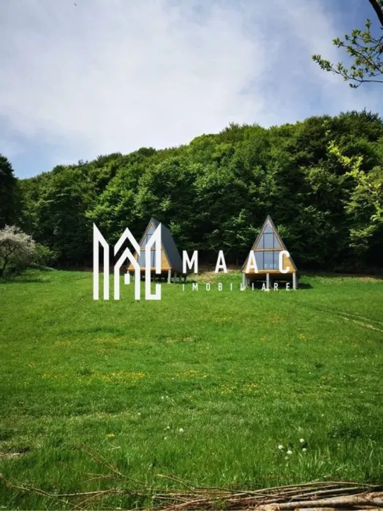 Teren | Intravilan | 5129 MP | 2 Cabane AFrame | Oportunitate Investiție | Bradu - MAAC Imobiliare vă propune spre vânzare un teren intravilan generos, în suprafață de 5.129 mp, situat la ieșirea din localitatea Bradu.

Proprietatea este amplasată într-o zonă retrasă și liniștită, oferind o vedere spectaculoasă către Munții Făgăraș și pădure în partea din spate.

Accesul este facil, fiind situat aproape de drum, dar ferit de zgomot sau trafic intens.

Terenul este ideal pentru investiție turistică, dar și pentru un refugiu personal sau casă de vacanță.

Pe teren se află:
2 cabane tip A-Frame

22 MP la parter și 11 MP dormitor la mansardă

băile nu sunt încă amenajate

parchet din lemn masiv disponibil pentru montaj

filigorie de aproximativ 75 mp

grătar, chiuvetă, mese și bănci

spațiu excelent pentru turiști, grupuri și relaxare

Utilități:
apă trasă pe teren, fără canalizare

curent trifazic cu lucrările efectuate și cablurile trase până la cabane
necesită doar montarea panoului electric

gaz în imediata apropiere

Avantaje:
zonă cu potențial turistic ridicat în sud-estul Transilvaniei

design A-Frame, un concept modern și foarte căutat pentru închiriere

teren generos care permite extinderea cu noi unități de cazare, și ciubăr sau saună

intimitate deplină oferită de vecinătatea pădurii și priveliștea montană

Această proprietate este o alegere excelentă pentru cei care caută liniștea autentică, având acces rapid către Sibiu, Mărginimea Sibiului, stațiunea Păltiniș, Palatul Brukenthal Avrig, Dino Park sau Casa Întoarsă.

Pentru mai multe informații sau pentru a programa o vizionare, vă rugăm să ne contactați menționând codul de identificare ID: CP3009625.