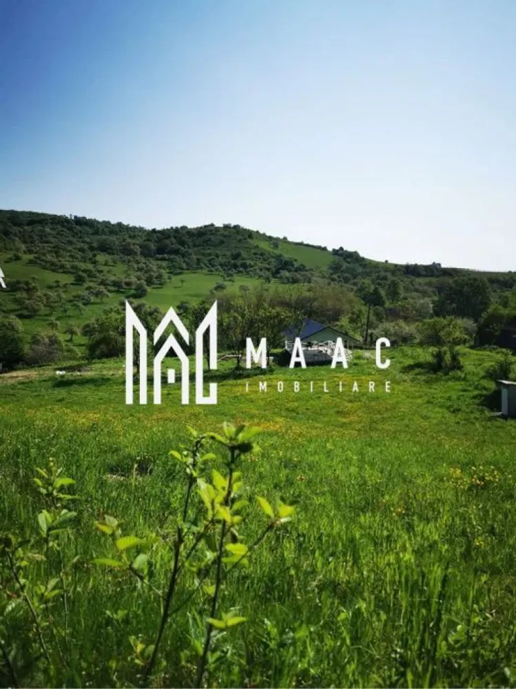 Teren | Intravilan | 5129 MP | 2 Cabane AFrame | Oportunitate Investiție | Bradu - MAAC Imobiliare vă propune spre vânzare un teren intravilan generos, în suprafață de 5.129 mp, situat la ieșirea din localitatea Bradu.

Proprietatea este amplasată într-o zonă retrasă și liniștită, oferind o vedere spectaculoasă către Munții Făgăraș și pădure în partea din spate.

Accesul este facil, fiind situat aproape de drum, dar ferit de zgomot sau trafic intens.

Terenul este ideal pentru investiție turistică, dar și pentru un refugiu personal sau casă de vacanță.

Pe teren se află:
2 cabane tip A-Frame

22 MP la parter și 11 MP dormitor la mansardă

băile nu sunt încă amenajate

parchet din lemn masiv disponibil pentru montaj

filigorie de aproximativ 75 mp

grătar, chiuvetă, mese și bănci

spațiu excelent pentru turiști, grupuri și relaxare

Utilități:
apă trasă pe teren, fără canalizare

curent trifazic cu lucrările efectuate și cablurile trase până la cabane
necesită doar montarea panoului electric

gaz în imediata apropiere

Avantaje:
zonă cu potențial turistic ridicat în sud-estul Transilvaniei

design A-Frame, un concept modern și foarte căutat pentru închiriere

teren generos care permite extinderea cu noi unități de cazare, și ciubăr sau saună

intimitate deplină oferită de vecinătatea pădurii și priveliștea montană

Această proprietate este o alegere excelentă pentru cei care caută liniștea autentică, având acces rapid către Sibiu, Mărginimea Sibiului, stațiunea Păltiniș, Palatul Brukenthal Avrig, Dino Park sau Casa Întoarsă.

Pentru mai multe informații sau pentru a programa o vizionare, vă rugăm să ne contactați menționând codul de identificare ID: CP3009625.