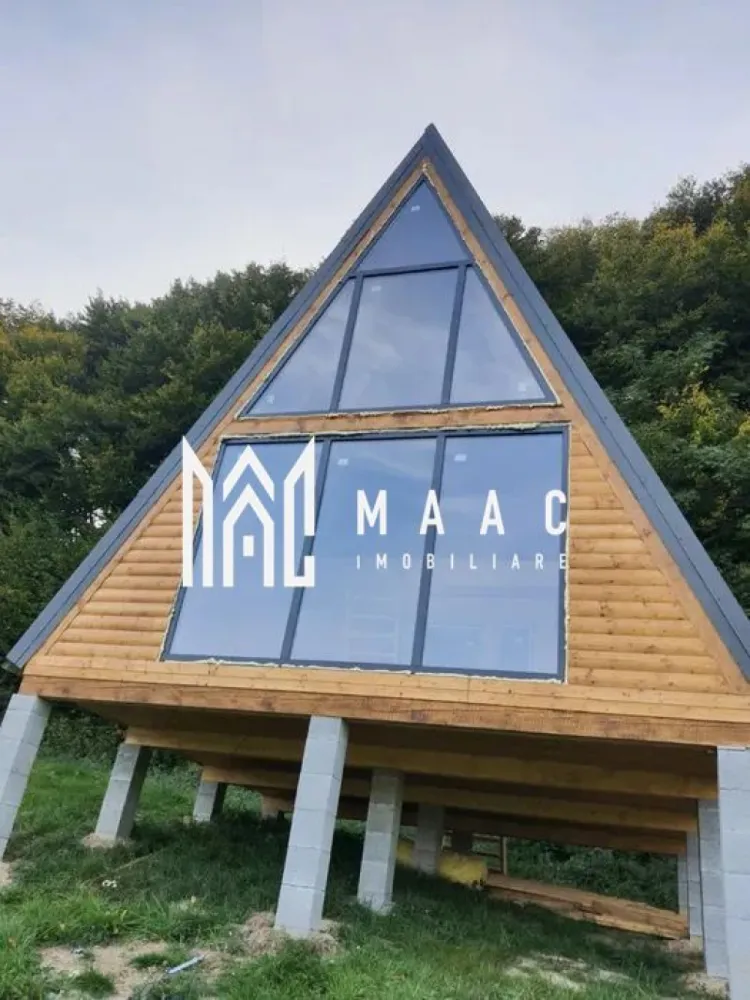 Teren | Intravilan | 5129 MP | 2 Cabane AFrame | Oportunitate Investiție | Bradu - MAAC Imobiliare vă propune spre vânzare un teren intravilan generos, în suprafață de 5.129 mp, situat la ieșirea din localitatea Bradu.

Proprietatea este amplasată într-o zonă retrasă și liniștită, oferind o vedere spectaculoasă către Munții Făgăraș și pădure în partea din spate.

Accesul este facil, fiind situat aproape de drum, dar ferit de zgomot sau trafic intens.

Terenul este ideal pentru investiție turistică, dar și pentru un refugiu personal sau casă de vacanță.

Pe teren se află:
2 cabane tip A-Frame

22 MP la parter și 11 MP dormitor la mansardă

băile nu sunt încă amenajate

parchet din lemn masiv disponibil pentru montaj

filigorie de aproximativ 75 mp

grătar, chiuvetă, mese și bănci

spațiu excelent pentru turiști, grupuri și relaxare

Utilități:
apă trasă pe teren, fără canalizare

curent trifazic cu lucrările efectuate și cablurile trase până la cabane
necesită doar montarea panoului electric

gaz în imediata apropiere

Avantaje:
zonă cu potențial turistic ridicat în sud-estul Transilvaniei

design A-Frame, un concept modern și foarte căutat pentru închiriere

teren generos care permite extinderea cu noi unități de cazare, și ciubăr sau saună

intimitate deplină oferită de vecinătatea pădurii și priveliștea montană

Această proprietate este o alegere excelentă pentru cei care caută liniștea autentică, având acces rapid către Sibiu, Mărginimea Sibiului, stațiunea Păltiniș, Palatul Brukenthal Avrig, Dino Park sau Casa Întoarsă.

Pentru mai multe informații sau pentru a programa o vizionare, vă rugăm să ne contactați menționând codul de identificare ID: CP3009625.