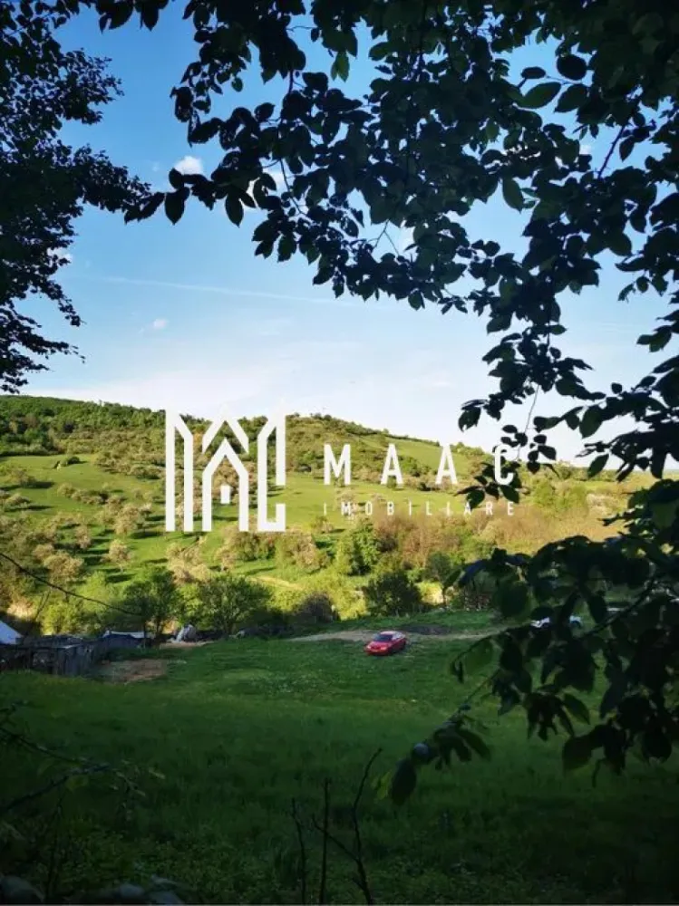Teren | Intravilan | 5129 MP | 2 Cabane AFrame | Oportunitate Investiție | Bradu - MAAC Imobiliare vă propune spre vânzare un teren intravilan generos, în suprafață de 5.129 mp, situat la ieșirea din localitatea Bradu.

Proprietatea este amplasată într-o zonă retrasă și liniștită, oferind o vedere spectaculoasă către Munții Făgăraș și pădure în partea din spate.

Accesul este facil, fiind situat aproape de drum, dar ferit de zgomot sau trafic intens.

Terenul este ideal pentru investiție turistică, dar și pentru un refugiu personal sau casă de vacanță.

Pe teren se află:
2 cabane tip A-Frame

22 MP la parter și 11 MP dormitor la mansardă

băile nu sunt încă amenajate

parchet din lemn masiv disponibil pentru montaj

filigorie de aproximativ 75 mp

grătar, chiuvetă, mese și bănci

spațiu excelent pentru turiști, grupuri și relaxare

Utilități:
apă trasă pe teren, fără canalizare

curent trifazic cu lucrările efectuate și cablurile trase până la cabane
necesită doar montarea panoului electric

gaz în imediata apropiere

Avantaje:
zonă cu potențial turistic ridicat în sud-estul Transilvaniei

design A-Frame, un concept modern și foarte căutat pentru închiriere

teren generos care permite extinderea cu noi unități de cazare, și ciubăr sau saună

intimitate deplină oferită de vecinătatea pădurii și priveliștea montană

Această proprietate este o alegere excelentă pentru cei care caută liniștea autentică, având acces rapid către Sibiu, Mărginimea Sibiului, stațiunea Păltiniș, Palatul Brukenthal Avrig, Dino Park sau Casa Întoarsă.

Pentru mai multe informații sau pentru a programa o vizionare, vă rugăm să ne contactați menționând codul de identificare ID: CP3009625.