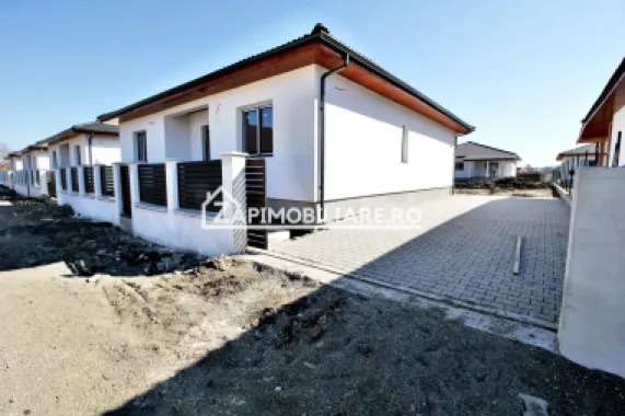 Casă 4 cam,2 băi,terasă acoperită,500mp.teren,gard,pavaj.