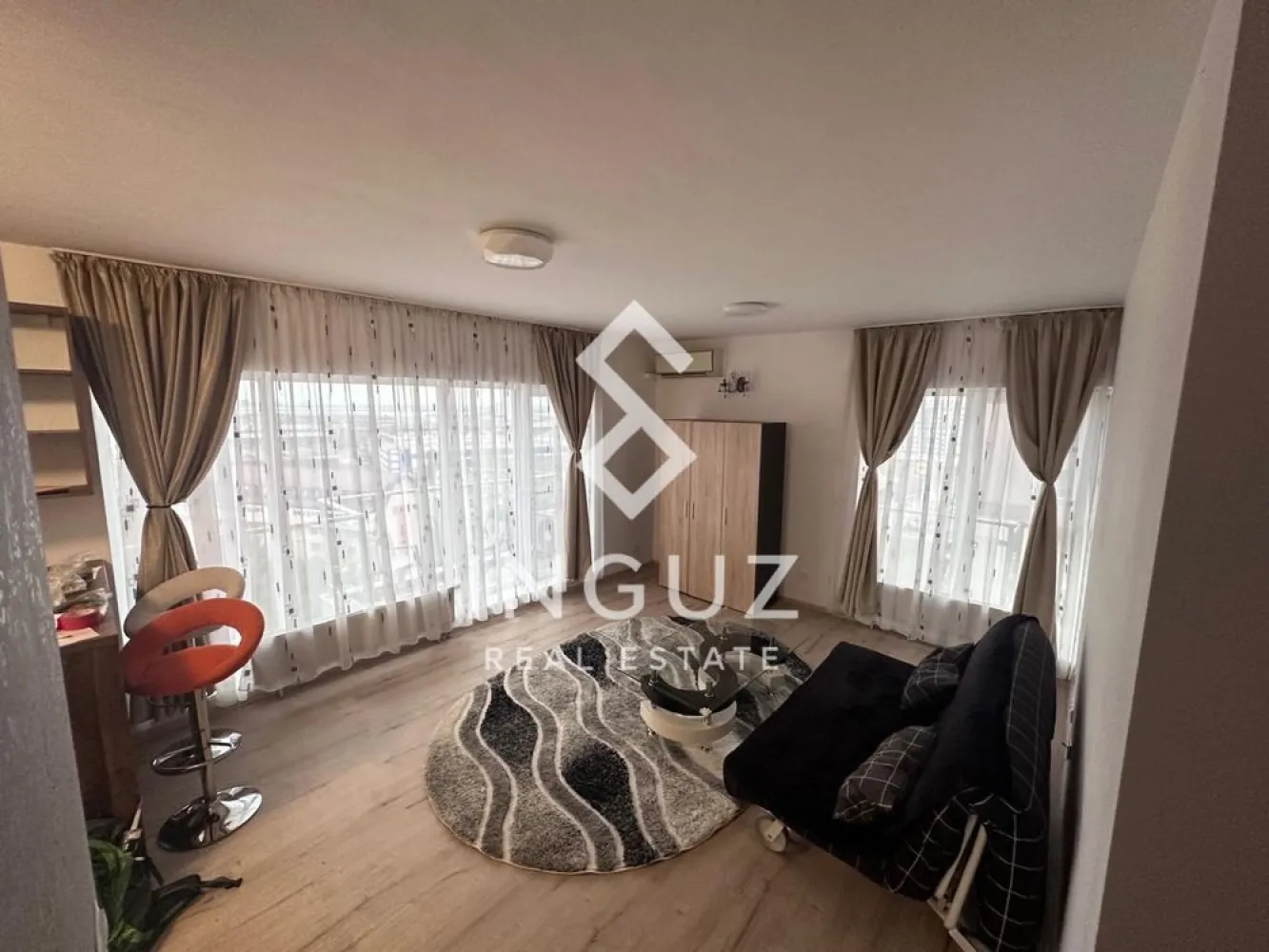 Apartament 2 camere de închiriat | Titan – Răsărit de Soare - Apartament 2 camere de închiriat | Titan – Răsărit de Soare

Suprafață: 51 mp
Etaj: 9 / 11
400 € Lunar 1+1 / Comision: 50%

Descriere

Ofer spre închiriere un apartament cu 2 camere situat în complexul rezidențial Răsărit de Soare (Titan – Str. Liviu Rebreanu 46-58).

Apartamentul este spațios, bine compartimentat și se află în curs de renovare completă, urmând să fie predat în stare excelentă:

Parchet nou
Mobilă de bucătărie nouă (complet utilată)
Saltea nouă
Zugrăvit și igienizat complet

Dispune de aer condiționat în ambele camere.

Facilități complex
Pază permanentă și supraveghere video
Acces securizat pe bază de cartelă
Centrală termică proprie
Contorizare individuală pentru utilități
Localizare
10 minute de metrou Titan și 1 Decembrie
Aproape de Parcul IOR și Parcul Titanii
Transport în comun la 50 m (autobuze, tramvaie)
În apropiere: Auchan, Lidl, Penny, WorldClass, Piața 1 Decembrie
Școli și grădinițe în zonă

Contact:
Inguz Real Estate
+40 774 017 567
+40 724 922 092