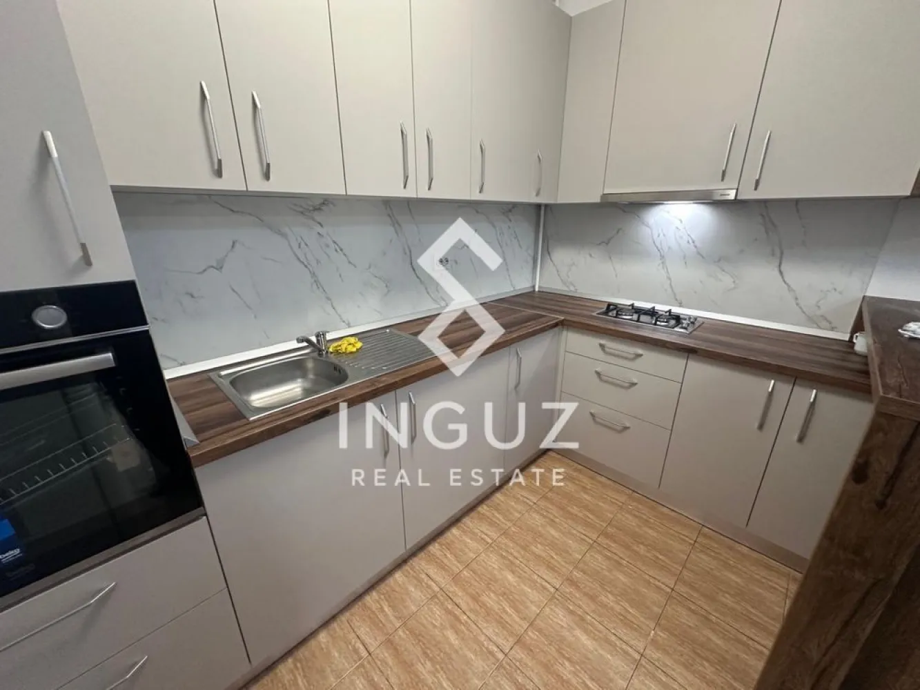 Apartament 2 camere de închiriat | Titan – Răsărit de Soare - Apartament 2 camere de închiriat | Titan – Răsărit de Soare

Suprafață: 51 mp
Etaj: 9 / 11
400 € Lunar 1+1 / Comision: 50%

Descriere

Ofer spre închiriere un apartament cu 2 camere situat în complexul rezidențial Răsărit de Soare (Titan – Str. Liviu Rebreanu 46-58).

Apartamentul este spațios, bine compartimentat și se află în curs de renovare completă, urmând să fie predat în stare excelentă:

Parchet nou
Mobilă de bucătărie nouă (complet utilată)
Saltea nouă
Zugrăvit și igienizat complet

Dispune de aer condiționat în ambele camere.

Facilități complex
Pază permanentă și supraveghere video
Acces securizat pe bază de cartelă
Centrală termică proprie
Contorizare individuală pentru utilități
Localizare
10 minute de metrou Titan și 1 Decembrie
Aproape de Parcul IOR și Parcul Titanii
Transport în comun la 50 m (autobuze, tramvaie)
În apropiere: Auchan, Lidl, Penny, WorldClass, Piața 1 Decembrie
Școli și grădinițe în zonă

Contact:
Inguz Real Estate
+40 774 017 567
+40 724 922 092