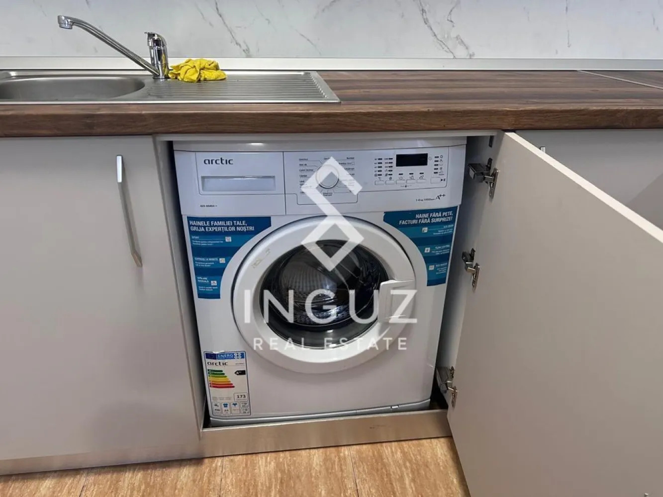 Apartament 2 camere de închiriat | Titan – Răsărit de Soare - Apartament 2 camere de închiriat | Titan – Răsărit de Soare

Suprafață: 51 mp
Etaj: 9 / 11
400 € Lunar 1+1 / Comision: 50%

Descriere

Ofer spre închiriere un apartament cu 2 camere situat în complexul rezidențial Răsărit de Soare (Titan – Str. Liviu Rebreanu 46-58).

Apartamentul este spațios, bine compartimentat și se află în curs de renovare completă, urmând să fie predat în stare excelentă:

Parchet nou
Mobilă de bucătărie nouă (complet utilată)
Saltea nouă
Zugrăvit și igienizat complet

Dispune de aer condiționat în ambele camere.

Facilități complex
Pază permanentă și supraveghere video
Acces securizat pe bază de cartelă
Centrală termică proprie
Contorizare individuală pentru utilități
Localizare
10 minute de metrou Titan și 1 Decembrie
Aproape de Parcul IOR și Parcul Titanii
Transport în comun la 50 m (autobuze, tramvaie)
În apropiere: Auchan, Lidl, Penny, WorldClass, Piața 1 Decembrie
Școli și grădinițe în zonă

Contact:
Inguz Real Estate
+40 774 017 567
+40 724 922 092