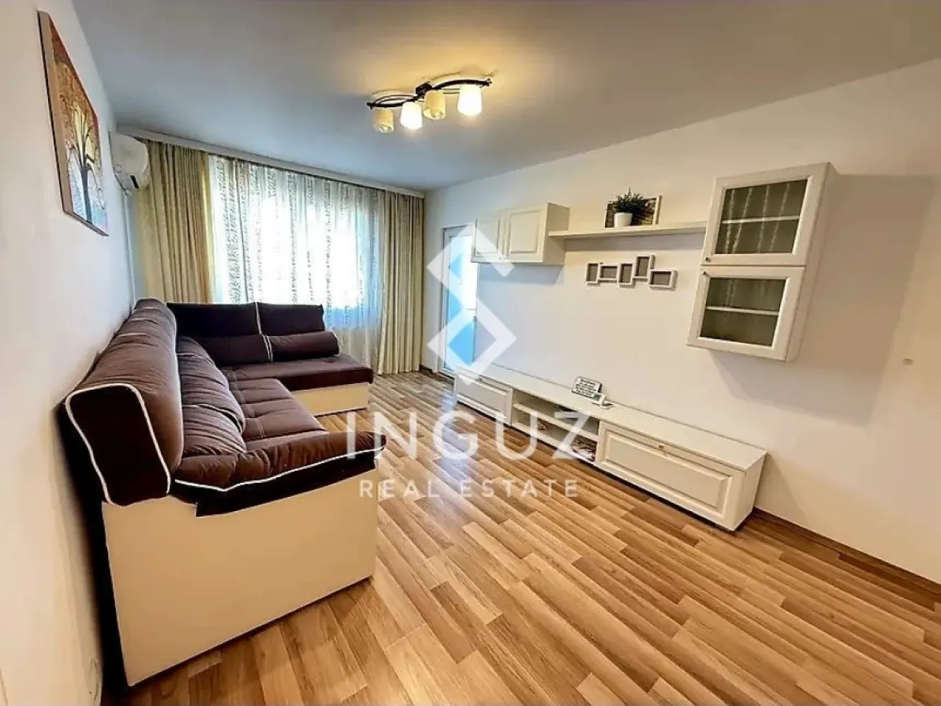Apartament 4 camere de închiriat | Lacul Tei – Obor | Loc de parcare - Apartament 4 camere de închiriat | Lacul Tei – Obor | Loc de parcare

Preț: 750 €
Suprafață: 86 mp
Etaj: 8 / 8
Compartimentare: Semidecomandat
Comision: 50%

Descriere

Vă propunem spre închiriere un apartament deosebit, spațios și luminos, situat pe strada Alexandru cel Bun, în zona Lacul Tei.

Poziționat la etajul 8 din 8, într-un imobil reabilitat termic și dotat cu 2 lifturi, apartamentul oferă o vedere panoramică asupra orașului și beneficiază de liniștea unei zone cu trafic redus și multă vegetație.

Compartimentare
3 dormitoare
Living generos
Bucătărie închisă
2 băi (cadă + cabină de duș)
2 balcoane
Dotări și finisaje
Centrală termică proprie
3 aparate de aer condiționat
Complet mobilat și utilat
Electrocasnice moderne (mașină de spălat, combină frigorifică, aragaz, hotă)
Parchet, gresie, faianță
Uși interioare noi
Ușă metalică la intrare
Debara pentru depozitare
Imobil și utilități
Bloc reabilitat termic
2 lifturi
Contorizare individuală completă
Scară curată și bine întreținută
Localizare
Aproape de Parcul Tei, Parcul Circului și Parcul Plumbuita
În apropiere de Universitatea Tehnică de Construcții
Acces rapid la metrou Obor și transport în comun
Legătură rapidă către Pipera – Aviației, Floreasca și autostrada A3
Aproape de Piața Bucur Obor și zone comerciale
Avantaje
Loc de parcare inclus
Orientare Sud-Est (luminozitate naturală ridicată)
Zonă liniștită și verde
Ideal pentru familii sau profesioniști

Disponibil imediat

Contact:
Inguz Real Estate
+40 774 017 567
+40 724 922 092