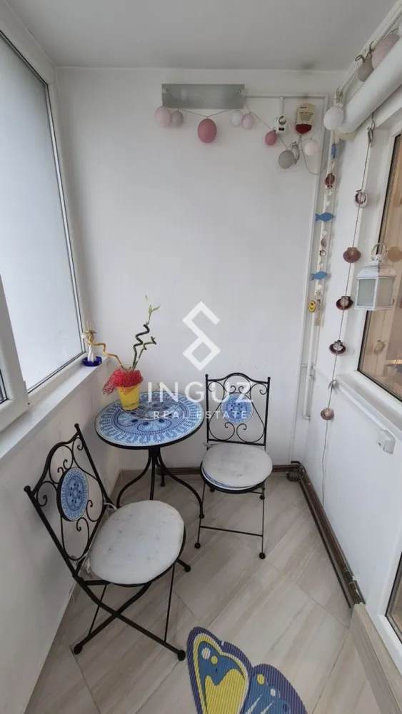 Apartament 4 camere de închiriat | Lacul Tei – Obor | Loc de parcare - Apartament 4 camere de închiriat | Lacul Tei – Obor | Loc de parcare

Preț: 750 €
Suprafață: 86 mp
Etaj: 8 / 8
Compartimentare: Semidecomandat
Comision: 50%

Descriere

Vă propunem spre închiriere un apartament deosebit, spațios și luminos, situat pe strada Alexandru cel Bun, în zona Lacul Tei.

Poziționat la etajul 8 din 8, într-un imobil reabilitat termic și dotat cu 2 lifturi, apartamentul oferă o vedere panoramică asupra orașului și beneficiază de liniștea unei zone cu trafic redus și multă vegetație.

Compartimentare
3 dormitoare
Living generos
Bucătărie închisă
2 băi (cadă + cabină de duș)
2 balcoane
Dotări și finisaje
Centrală termică proprie
3 aparate de aer condiționat
Complet mobilat și utilat
Electrocasnice moderne (mașină de spălat, combină frigorifică, aragaz, hotă)
Parchet, gresie, faianță
Uși interioare noi
Ușă metalică la intrare
Debara pentru depozitare
Imobil și utilități
Bloc reabilitat termic
2 lifturi
Contorizare individuală completă
Scară curată și bine întreținută
Localizare
Aproape de Parcul Tei, Parcul Circului și Parcul Plumbuita
În apropiere de Universitatea Tehnică de Construcții
Acces rapid la metrou Obor și transport în comun
Legătură rapidă către Pipera – Aviației, Floreasca și autostrada A3
Aproape de Piața Bucur Obor și zone comerciale
Avantaje
Loc de parcare inclus
Orientare Sud-Est (luminozitate naturală ridicată)
Zonă liniștită și verde
Ideal pentru familii sau profesioniști

Disponibil imediat

Contact:
Inguz Real Estate
+40 774 017 567
+40 724 922 092