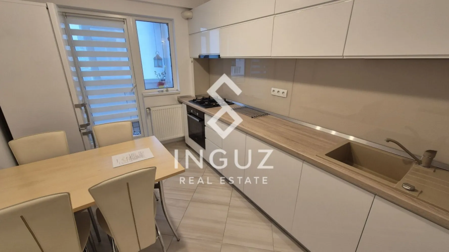 Apartament 4 camere de închiriat | Lacul Tei – Obor | Loc de parcare - Apartament 4 camere de închiriat | Lacul Tei – Obor | Loc de parcare

Preț: 750 €
Suprafață: 86 mp
Etaj: 8 / 8
Compartimentare: Semidecomandat
Comision: 50%

Descriere

Vă propunem spre închiriere un apartament deosebit, spațios și luminos, situat pe strada Alexandru cel Bun, în zona Lacul Tei.

Poziționat la etajul 8 din 8, într-un imobil reabilitat termic și dotat cu 2 lifturi, apartamentul oferă o vedere panoramică asupra orașului și beneficiază de liniștea unei zone cu trafic redus și multă vegetație.

Compartimentare
3 dormitoare
Living generos
Bucătărie închisă
2 băi (cadă + cabină de duș)
2 balcoane
Dotări și finisaje
Centrală termică proprie
3 aparate de aer condiționat
Complet mobilat și utilat
Electrocasnice moderne (mașină de spălat, combină frigorifică, aragaz, hotă)
Parchet, gresie, faianță
Uși interioare noi
Ușă metalică la intrare
Debara pentru depozitare
Imobil și utilități
Bloc reabilitat termic
2 lifturi
Contorizare individuală completă
Scară curată și bine întreținută
Localizare
Aproape de Parcul Tei, Parcul Circului și Parcul Plumbuita
În apropiere de Universitatea Tehnică de Construcții
Acces rapid la metrou Obor și transport în comun
Legătură rapidă către Pipera – Aviației, Floreasca și autostrada A3
Aproape de Piața Bucur Obor și zone comerciale
Avantaje
Loc de parcare inclus
Orientare Sud-Est (luminozitate naturală ridicată)
Zonă liniștită și verde
Ideal pentru familii sau profesioniști

Disponibil imediat

Contact:
Inguz Real Estate
+40 774 017 567
+40 724 922 092