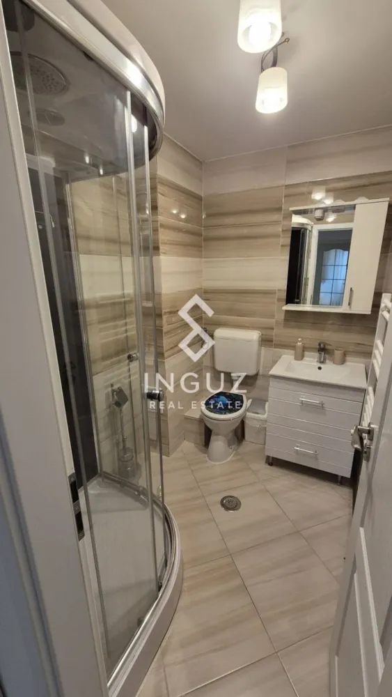 Apartament 4 camere de închiriat | Lacul Tei – Obor | Loc de parcare - Apartament 4 camere de închiriat | Lacul Tei – Obor | Loc de parcare

Preț: 750 €
Suprafață: 86 mp
Etaj: 8 / 8
Compartimentare: Semidecomandat
Comision: 50%

Descriere

Vă propunem spre închiriere un apartament deosebit, spațios și luminos, situat pe strada Alexandru cel Bun, în zona Lacul Tei.

Poziționat la etajul 8 din 8, într-un imobil reabilitat termic și dotat cu 2 lifturi, apartamentul oferă o vedere panoramică asupra orașului și beneficiază de liniștea unei zone cu trafic redus și multă vegetație.

Compartimentare
3 dormitoare
Living generos
Bucătărie închisă
2 băi (cadă + cabină de duș)
2 balcoane
Dotări și finisaje
Centrală termică proprie
3 aparate de aer condiționat
Complet mobilat și utilat
Electrocasnice moderne (mașină de spălat, combină frigorifică, aragaz, hotă)
Parchet, gresie, faianță
Uși interioare noi
Ușă metalică la intrare
Debara pentru depozitare
Imobil și utilități
Bloc reabilitat termic
2 lifturi
Contorizare individuală completă
Scară curată și bine întreținută
Localizare
Aproape de Parcul Tei, Parcul Circului și Parcul Plumbuita
În apropiere de Universitatea Tehnică de Construcții
Acces rapid la metrou Obor și transport în comun
Legătură rapidă către Pipera – Aviației, Floreasca și autostrada A3
Aproape de Piața Bucur Obor și zone comerciale
Avantaje
Loc de parcare inclus
Orientare Sud-Est (luminozitate naturală ridicată)
Zonă liniștită și verde
Ideal pentru familii sau profesioniști

Disponibil imediat

Contact:
Inguz Real Estate
+40 774 017 567
+40 724 922 092