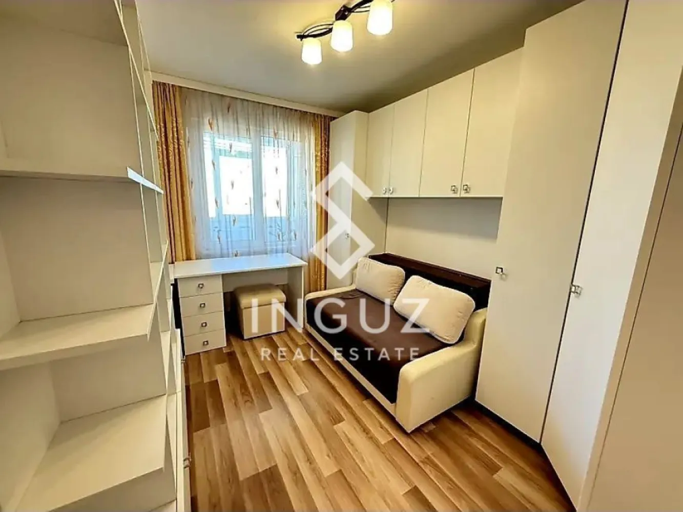 Apartament 4 camere de închiriat | Lacul Tei – Obor | Loc de parcare - Apartament 4 camere de închiriat | Lacul Tei – Obor | Loc de parcare

Preț: 750 €
Suprafață: 86 mp
Etaj: 8 / 8
Compartimentare: Semidecomandat
Comision: 50%

Descriere

Vă propunem spre închiriere un apartament deosebit, spațios și luminos, situat pe strada Alexandru cel Bun, în zona Lacul Tei.

Poziționat la etajul 8 din 8, într-un imobil reabilitat termic și dotat cu 2 lifturi, apartamentul oferă o vedere panoramică asupra orașului și beneficiază de liniștea unei zone cu trafic redus și multă vegetație.

Compartimentare
3 dormitoare
Living generos
Bucătărie închisă
2 băi (cadă + cabină de duș)
2 balcoane
Dotări și finisaje
Centrală termică proprie
3 aparate de aer condiționat
Complet mobilat și utilat
Electrocasnice moderne (mașină de spălat, combină frigorifică, aragaz, hotă)
Parchet, gresie, faianță
Uși interioare noi
Ușă metalică la intrare
Debara pentru depozitare
Imobil și utilități
Bloc reabilitat termic
2 lifturi
Contorizare individuală completă
Scară curată și bine întreținută
Localizare
Aproape de Parcul Tei, Parcul Circului și Parcul Plumbuita
În apropiere de Universitatea Tehnică de Construcții
Acces rapid la metrou Obor și transport în comun
Legătură rapidă către Pipera – Aviației, Floreasca și autostrada A3
Aproape de Piața Bucur Obor și zone comerciale
Avantaje
Loc de parcare inclus
Orientare Sud-Est (luminozitate naturală ridicată)
Zonă liniștită și verde
Ideal pentru familii sau profesioniști

Disponibil imediat

Contact:
Inguz Real Estate
+40 774 017 567
+40 724 922 092