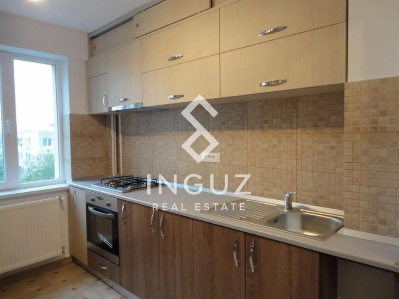 Apartament 3 camere Dristor/ parklake - Te invităm să descoperi un apartament primitor, recent igienizat, pregătit să devină noul tău cămin. Situat la doar 4 minute de mers pe jos până la stația de metrou Dristor, acest apartament cu 3 camere decomandat, îți oferă confortul de care ai nevoie, exact acolo unde contează.

Locuința este complet mobilată și utilată – nu îți lipsește absolut nimic. Tot ce ai de făcut este să-ți aduci hainele și să te instalezi.

Cu multiple spații de depozitare inteligente, apartamentul este ideal pentru cei care apreciază atât funcționalitatea, cât și ordinea. Fie că lucrezi de acasă sau ai nevoie de un spațiu de relaxare, fiecare cameră e pregătită să se adapteze stilului tău de viață.