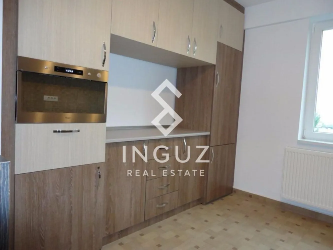 Apartament 3 camere Dristor/ parklake - Te invităm să descoperi un apartament primitor, recent igienizat, pregătit să devină noul tău cămin. Situat la doar 4 minute de mers pe jos până la stația de metrou Dristor, acest apartament cu 3 camere decomandat, îți oferă confortul de care ai nevoie, exact acolo unde contează.

Locuința este complet mobilată și utilată – nu îți lipsește absolut nimic. Tot ce ai de făcut este să-ți aduci hainele și să te instalezi.

Cu multiple spații de depozitare inteligente, apartamentul este ideal pentru cei care apreciază atât funcționalitatea, cât și ordinea. Fie că lucrezi de acasă sau ai nevoie de un spațiu de relaxare, fiecare cameră e pregătită să se adapteze stilului tău de viață.