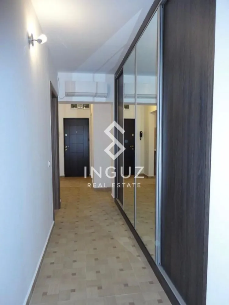Apartament 3 camere Dristor/ parklake - Te invităm să descoperi un apartament primitor, recent igienizat, pregătit să devină noul tău cămin. Situat la doar 4 minute de mers pe jos până la stația de metrou Dristor, acest apartament cu 3 camere decomandat, îți oferă confortul de care ai nevoie, exact acolo unde contează.

Locuința este complet mobilată și utilată – nu îți lipsește absolut nimic. Tot ce ai de făcut este să-ți aduci hainele și să te instalezi.

Cu multiple spații de depozitare inteligente, apartamentul este ideal pentru cei care apreciază atât funcționalitatea, cât și ordinea. Fie că lucrezi de acasă sau ai nevoie de un spațiu de relaxare, fiecare cameră e pregătită să se adapteze stilului tău de viață.