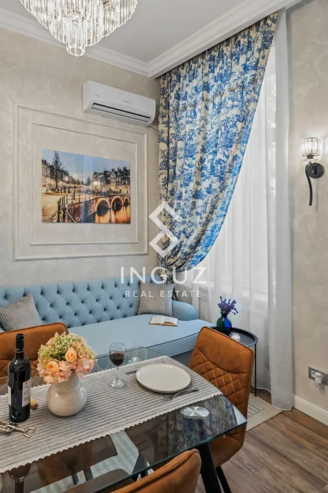 Apartament de închiriat | Ultracentral – București - Apartament de închiriat | Ultracentral – București
Preț: 700 € (negociabil)

Detalii proprietate:

Tip: Apartament
Compartimentare: Semidecomandat
Suprafață utilă: 44 m²
Etaj: Parter
An construcție: Înainte de 1977
Stare: Mobilat și utilat complet

Descriere:
Apartament de închiriat situat ultracentral, la câțiva pași de Teatrul Național București (TNB) și Piața Universității.

Proprietatea oferă un spațiu luminos și bine organizat, ideal pentru persoane active care doresc acces rapid la toate punctele de interes ale capitalei.

Compartimentare:

Living cu bucătărie open-space
Dormitor
Baie
Debara
Intrare separată

Avantaje:

Locație ultracentrală
Acces imediat la transport public
Restaurante, cafenele, magazine și instituții culturale în apropiere
Zonă activă, dar apartament cu ambient liniștit

Comision agenție: 50%

Inguz Real Estate
📱 +40 774 017 567 (WhatsApp)
📱 +40 724 922 092
✉️ info.inguzrealestate.com
