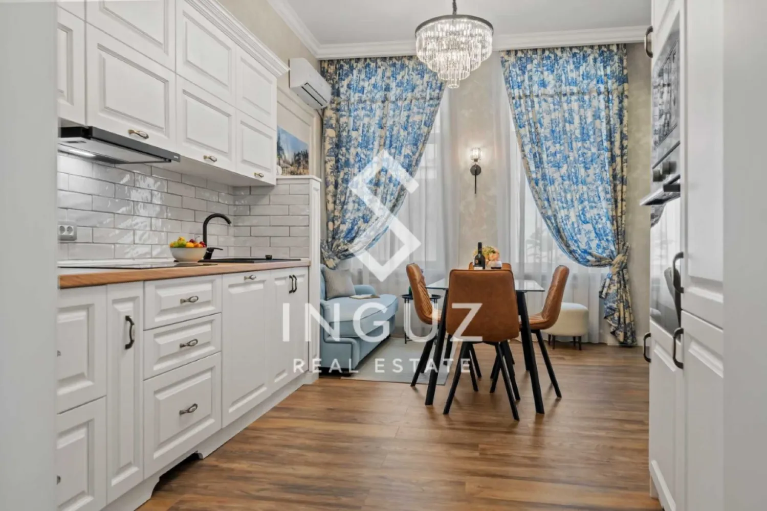 Apartament de închiriat | Ultracentral – București - Apartament de închiriat | Ultracentral – București
Preț: 700 € (negociabil)

Detalii proprietate:

Tip: Apartament
Compartimentare: Semidecomandat
Suprafață utilă: 44 m²
Etaj: Parter
An construcție: Înainte de 1977
Stare: Mobilat și utilat complet

Descriere:
Apartament de închiriat situat ultracentral, la câțiva pași de Teatrul Național București (TNB) și Piața Universității.

Proprietatea oferă un spațiu luminos și bine organizat, ideal pentru persoane active care doresc acces rapid la toate punctele de interes ale capitalei.

Compartimentare:

Living cu bucătărie open-space
Dormitor
Baie
Debara
Intrare separată

Avantaje:

Locație ultracentrală
Acces imediat la transport public
Restaurante, cafenele, magazine și instituții culturale în apropiere
Zonă activă, dar apartament cu ambient liniștit

Comision agenție: 50%

Inguz Real Estate
📱 +40 774 017 567 (WhatsApp)
📱 +40 724 922 092
✉️ info.inguzrealestate.com