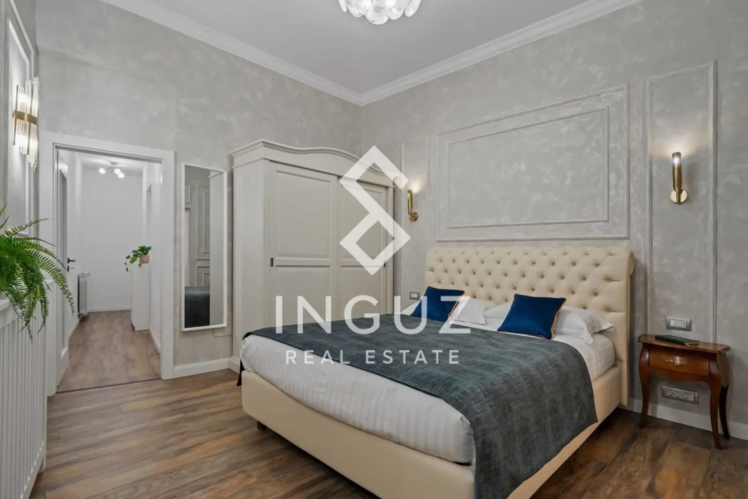 Apartament de închiriat | Ultracentral – București - Apartament de închiriat | Ultracentral – București
Preț: 700 € (negociabil)

Detalii proprietate:

Tip: Apartament
Compartimentare: Semidecomandat
Suprafață utilă: 44 m²
Etaj: Parter
An construcție: Înainte de 1977
Stare: Mobilat și utilat complet

Descriere:
Apartament de închiriat situat ultracentral, la câțiva pași de Teatrul Național București (TNB) și Piața Universității.

Proprietatea oferă un spațiu luminos și bine organizat, ideal pentru persoane active care doresc acces rapid la toate punctele de interes ale capitalei.

Compartimentare:

Living cu bucătărie open-space
Dormitor
Baie
Debara
Intrare separată

Avantaje:

Locație ultracentrală
Acces imediat la transport public
Restaurante, cafenele, magazine și instituții culturale în apropiere
Zonă activă, dar apartament cu ambient liniștit

Comision agenție: 50%

Inguz Real Estate
📱 +40 774 017 567 (WhatsApp)
📱 +40 724 922 092
✉️ info.inguzrealestate.com