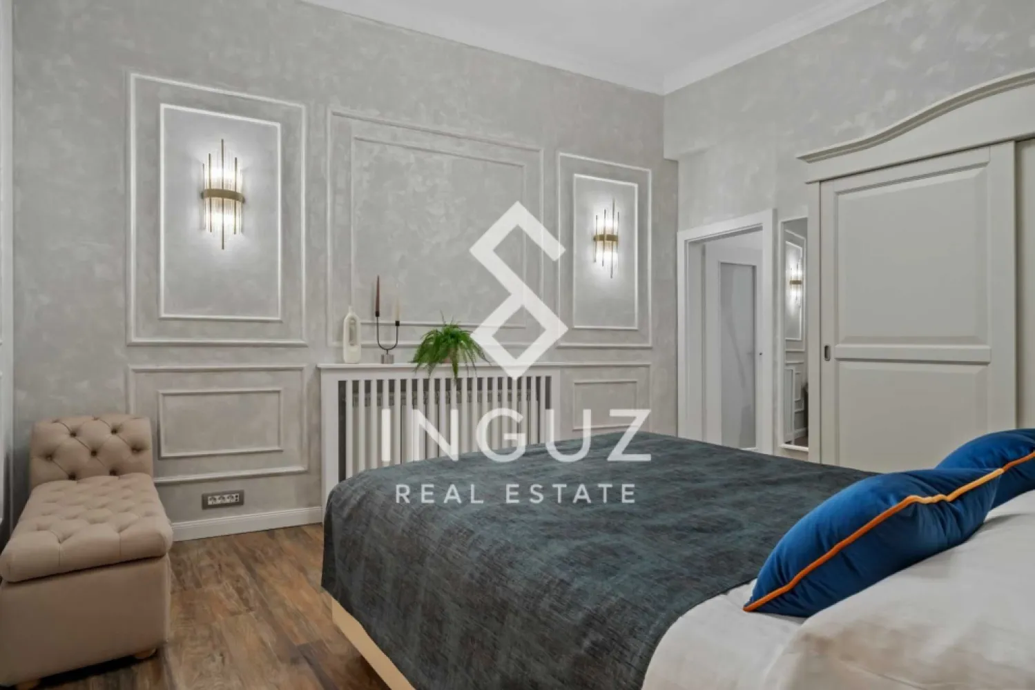 Apartament de închiriat | Ultracentral – București - Apartament de închiriat | Ultracentral – București
Preț: 700 € (negociabil)

Detalii proprietate:

Tip: Apartament
Compartimentare: Semidecomandat
Suprafață utilă: 44 m²
Etaj: Parter
An construcție: Înainte de 1977
Stare: Mobilat și utilat complet

Descriere:
Apartament de închiriat situat ultracentral, la câțiva pași de Teatrul Național București (TNB) și Piața Universității.

Proprietatea oferă un spațiu luminos și bine organizat, ideal pentru persoane active care doresc acces rapid la toate punctele de interes ale capitalei.

Compartimentare:

Living cu bucătărie open-space
Dormitor
Baie
Debara
Intrare separată

Avantaje:

Locație ultracentrală
Acces imediat la transport public
Restaurante, cafenele, magazine și instituții culturale în apropiere
Zonă activă, dar apartament cu ambient liniștit

Comision agenție: 50%

Inguz Real Estate
📱 +40 774 017 567 (WhatsApp)
📱 +40 724 922 092
✉️ info.inguzrealestate.com