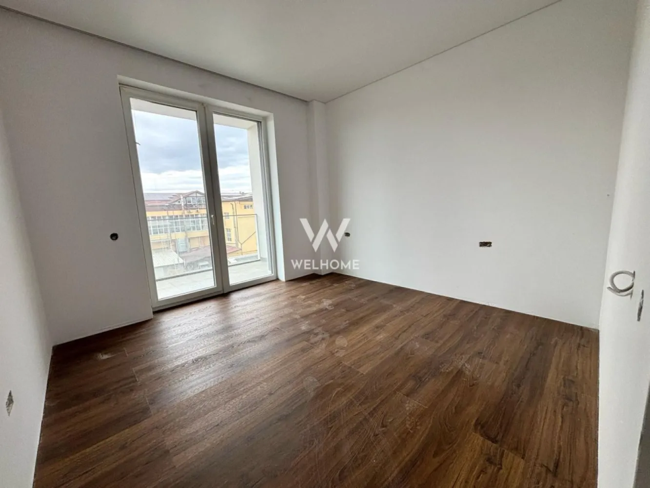Apartament PREMIUM 3 camere cu GARAJ - zona Centrala - Apartament SMART cu 2 dormitoare și 2 băi, dotat cu materiale de ultimă generație. 
Această locuință elegantă se bucură de:

-Suprafață utilă: 66 mp + balcon de 9 mp
- Compartimentat astfel: living open space cu bucatarie, 2 dormitoare, 2 bai, balcon.
- Garaj și boxă de depozitare incluse în preț.
-Lift de ultimă generație și dotări UltraSmart.

Avantajele de a fi proprietar în acest ansamblu:
- Locuința poate fi reconfigurată interior, adaptându-se nevoilor tale
- Situat în inima orașului, acest imobil beneficiază de o locație excelentă, aproape de transportul public, atractiile locale, centrul orasului etc
- Centrală în condensare și încălzire în pardoseală cu sistem inteligent de control
- Termostate wireless, detector de gaz și jaluzele acționate electric
- Parcare subterană cu boxe depozitare, acces direct din subsol
- Spații verzi, zone de agrement, parcări pentru vizitatori
- Acces facil pentru persoanele cu dizabilități și ascensor pentru 8 persoane
- Videointerfon și supraveghere video pentru siguranța ta
- Locuinta se preda finisata LA CHEIE.

Preț: 205.000 Euro Tva Inclus - GARAJ si BOXA de depozitare incluse
Contact:Cosmin-0743292794