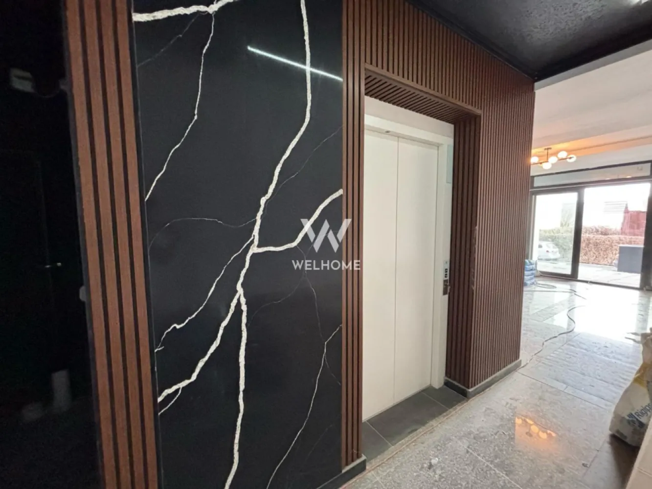 Apartament PREMIUM 3 camere cu GARAJ - zona Centrala - Apartament SMART cu 2 dormitoare și 2 băi, dotat cu materiale de ultimă generație. 
Această locuință elegantă se bucură de:

-Suprafață utilă: 66 mp + balcon de 9 mp
- Compartimentat astfel: living open space cu bucatarie, 2 dormitoare, 2 bai, balcon.
- Garaj și boxă de depozitare incluse în preț.
-Lift de ultimă generație și dotări UltraSmart.

Avantajele de a fi proprietar în acest ansamblu:
- Locuința poate fi reconfigurată interior, adaptându-se nevoilor tale
- Situat în inima orașului, acest imobil beneficiază de o locație excelentă, aproape de transportul public, atractiile locale, centrul orasului etc
- Centrală în condensare și încălzire în pardoseală cu sistem inteligent de control
- Termostate wireless, detector de gaz și jaluzele acționate electric
- Parcare subterană cu boxe depozitare, acces direct din subsol
- Spații verzi, zone de agrement, parcări pentru vizitatori
- Acces facil pentru persoanele cu dizabilități și ascensor pentru 8 persoane
- Videointerfon și supraveghere video pentru siguranța ta
- Locuinta se preda finisata LA CHEIE.

Preț: 205.000 Euro Tva Inclus - GARAJ si BOXA de depozitare incluse
Contact:Cosmin-0743292794
