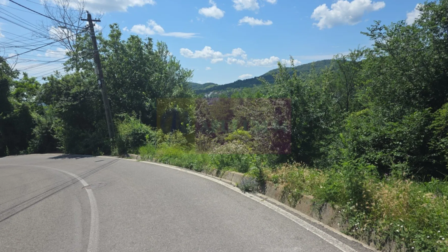 Teren Cornu 1.934 mp, super oferta - Teren intravilan de vânzare – 1.934 mp | Priveliște deosebită, utilități la proprietate și acces facil din DN1

Agenția Imobiliară Mervani vă propune spre vânzare un teren intravilan cu o suprafață generoasă de 1.934 mp, amplasat într-o zonă frumoasă, cu acces facil și un cadru natural deosebit.

Terenul beneficiază de o poziționare foarte bună, având o înclinație care oferă o priveliște superbă (view deschis) și multiple posibilități de amenajare pentru construirea unei locuințe permanente, case de vacanță sau a unei proprietăți cu destinație turistică.

Proprietatea dispune de avantaje importante:

• Suprafață teren: 1.934 mp
• Teren intravilan, construibil
• Poziție înclinată, ideală pentru o construcție cu vedere panoramică
• Toate utilitățile disponibile la limita proprietății
• Acces ușor din DN1
• Drum asfaltat până la proprietate
• Zonă liniștită și accesibilă

Un avantaj major îl reprezintă raportul foarte bun între preț și potențialul zonei, fiind o oportunitate excelentă pentru cei care caută un teren generos, într-o zonă în dezvoltare, unde proprietățile își păstrează valoarea în timp.

O alegere potrivită atât pentru construcția casei mult dorite, cât și ca investiție imobiliară.
Exista si certificat de urbanism pentru teren.
Agenția Imobiliară Mervani
Contact: 0729 935 536